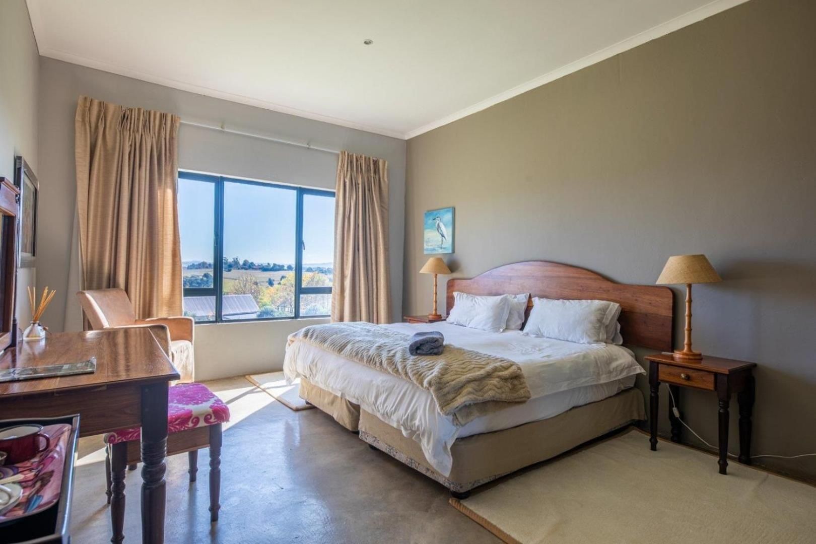Standard Queen Room With Shared Bathroom