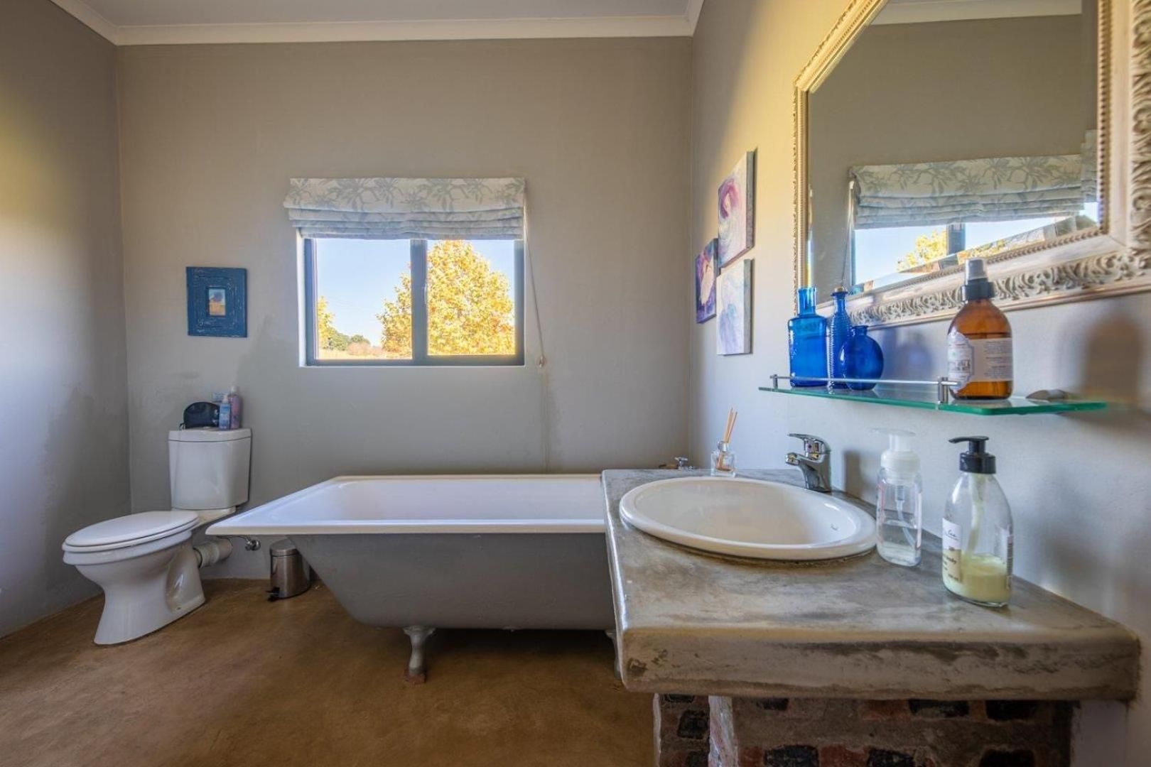 Standard Queen Room With Shared Bathroom