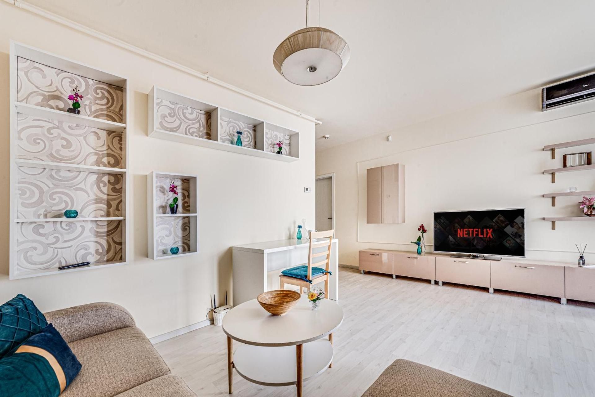 Deluxe One-Bedroom Apartment