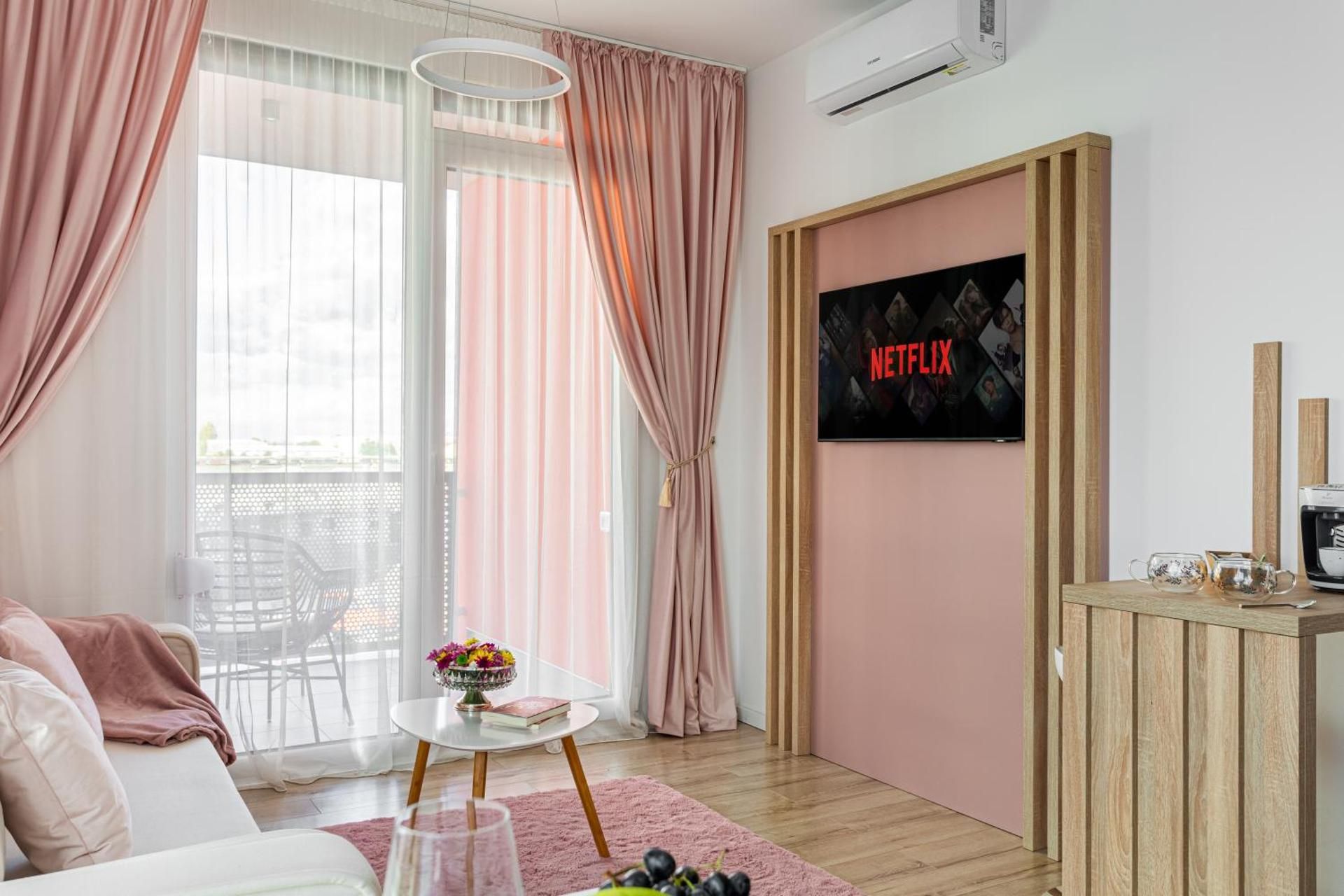 Deluxe One-Bedroom Apartment