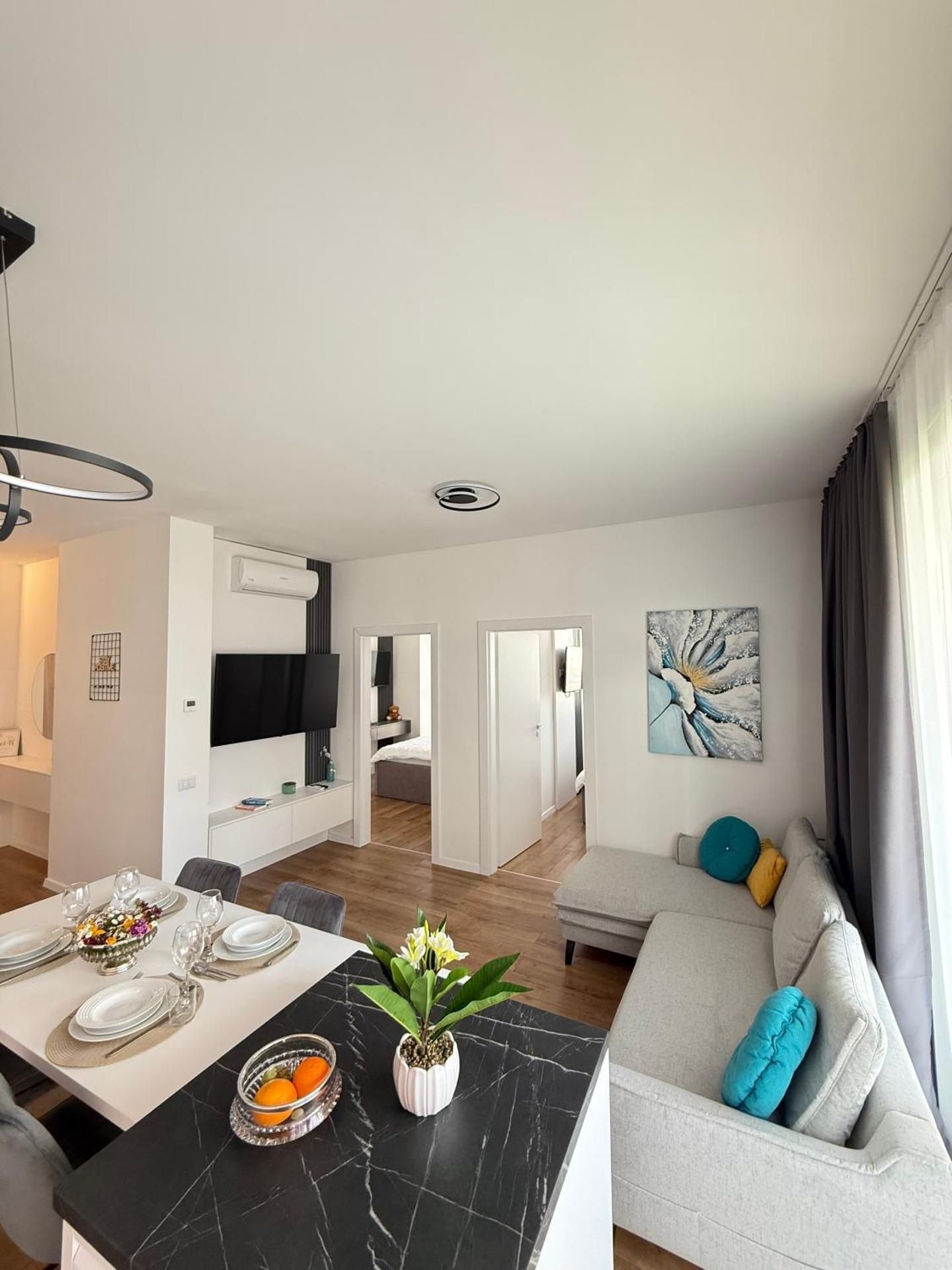 ARI - AFI Mall Luxurious Apartments with Free Parking Two-Bedroom Deluxe Apartment with Balcony 2