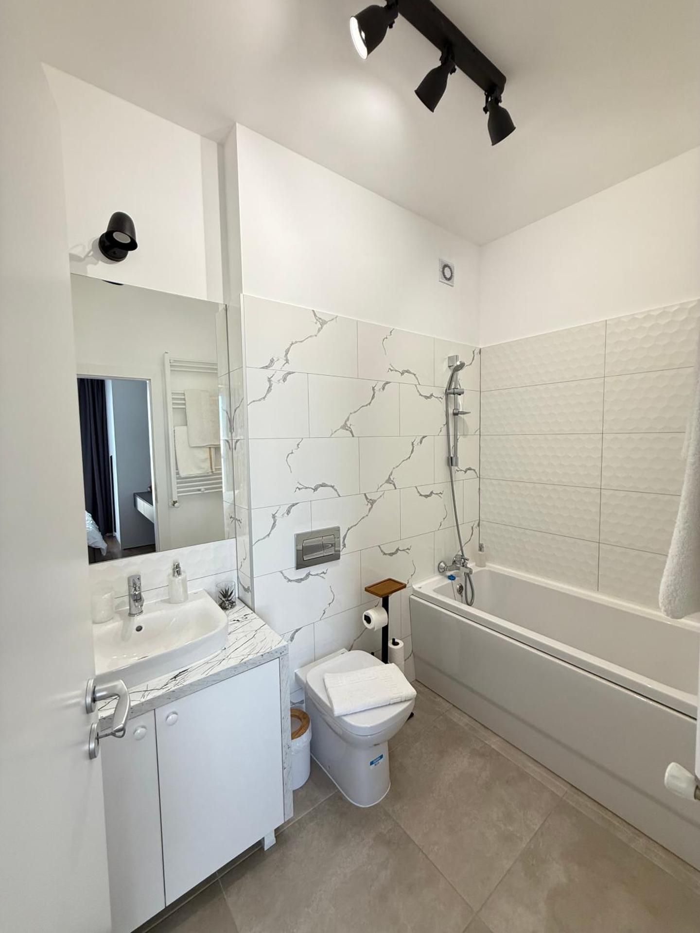 ARI - AFI Mall Luxurious Apartments with Free Parking Two-Bedroom Deluxe Apartment with Balcony