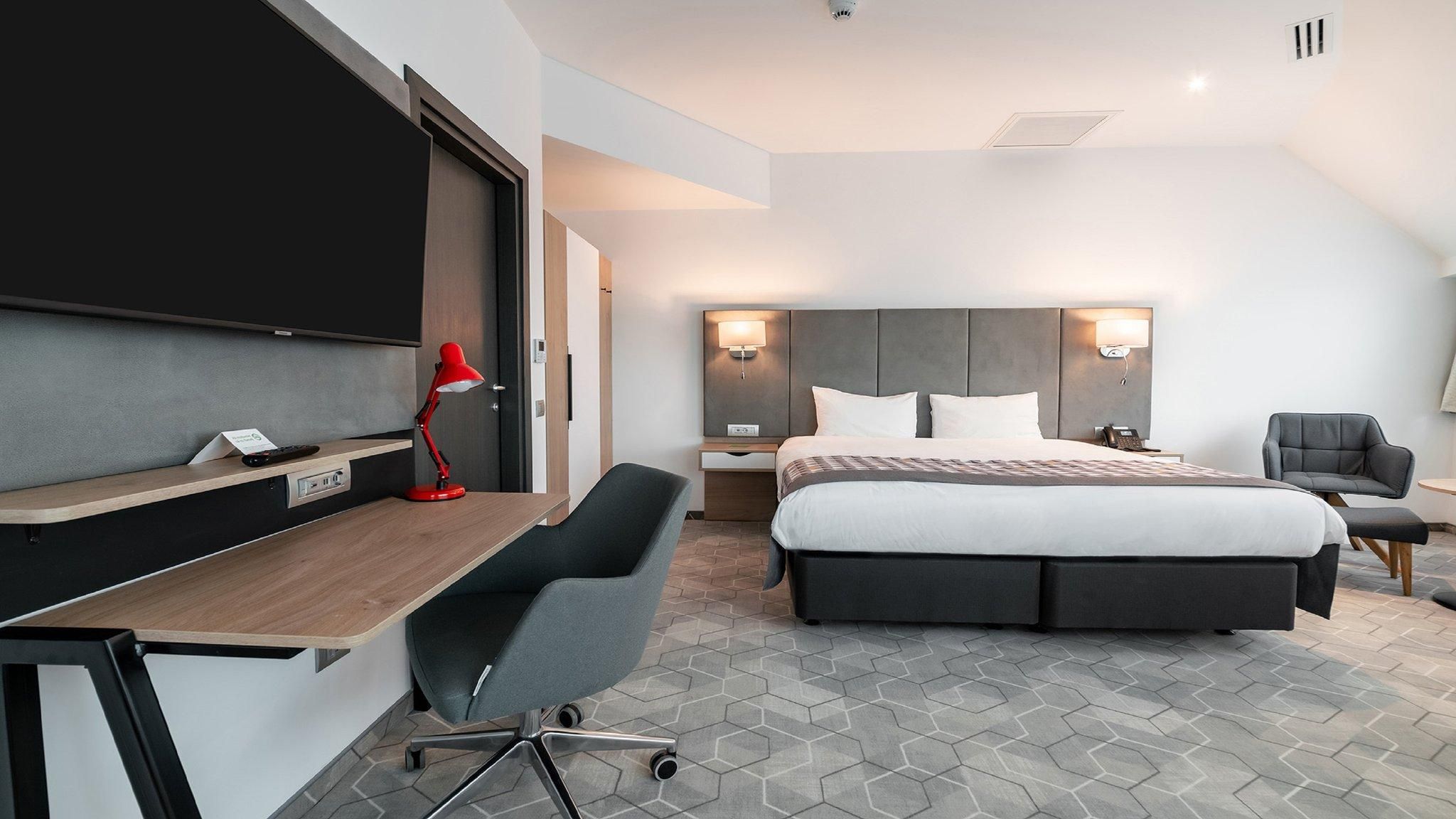 1 King Bed Suite City View Sunrise View