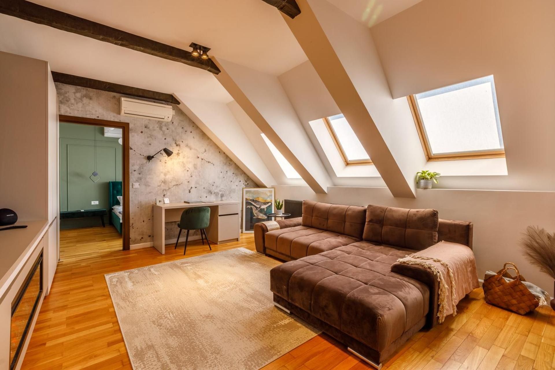 Urban Oasis Apartments with Parking DELUXE APARTMENT 2