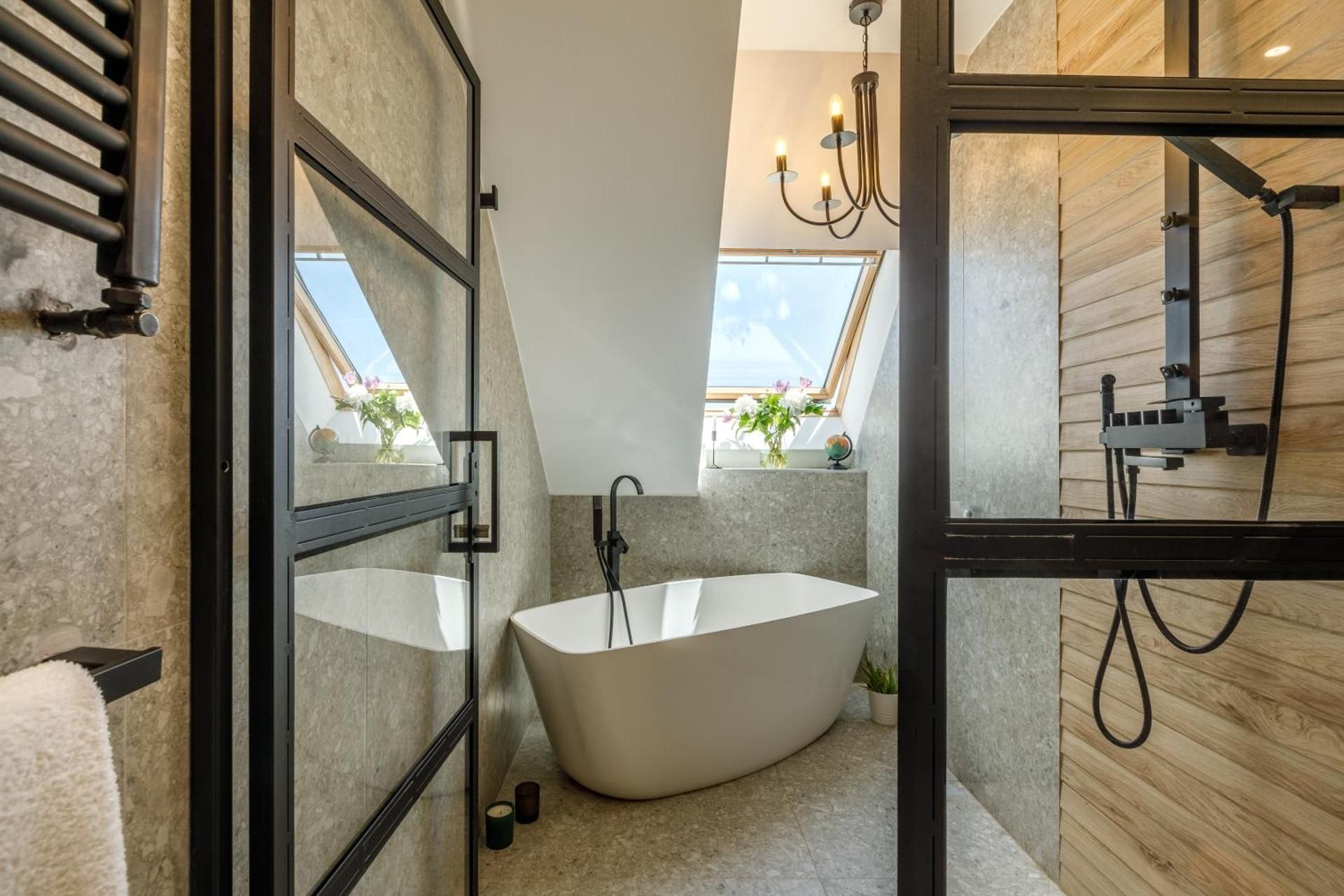 Urban Oasis Apartments with Parking DELUXE APARTMENT