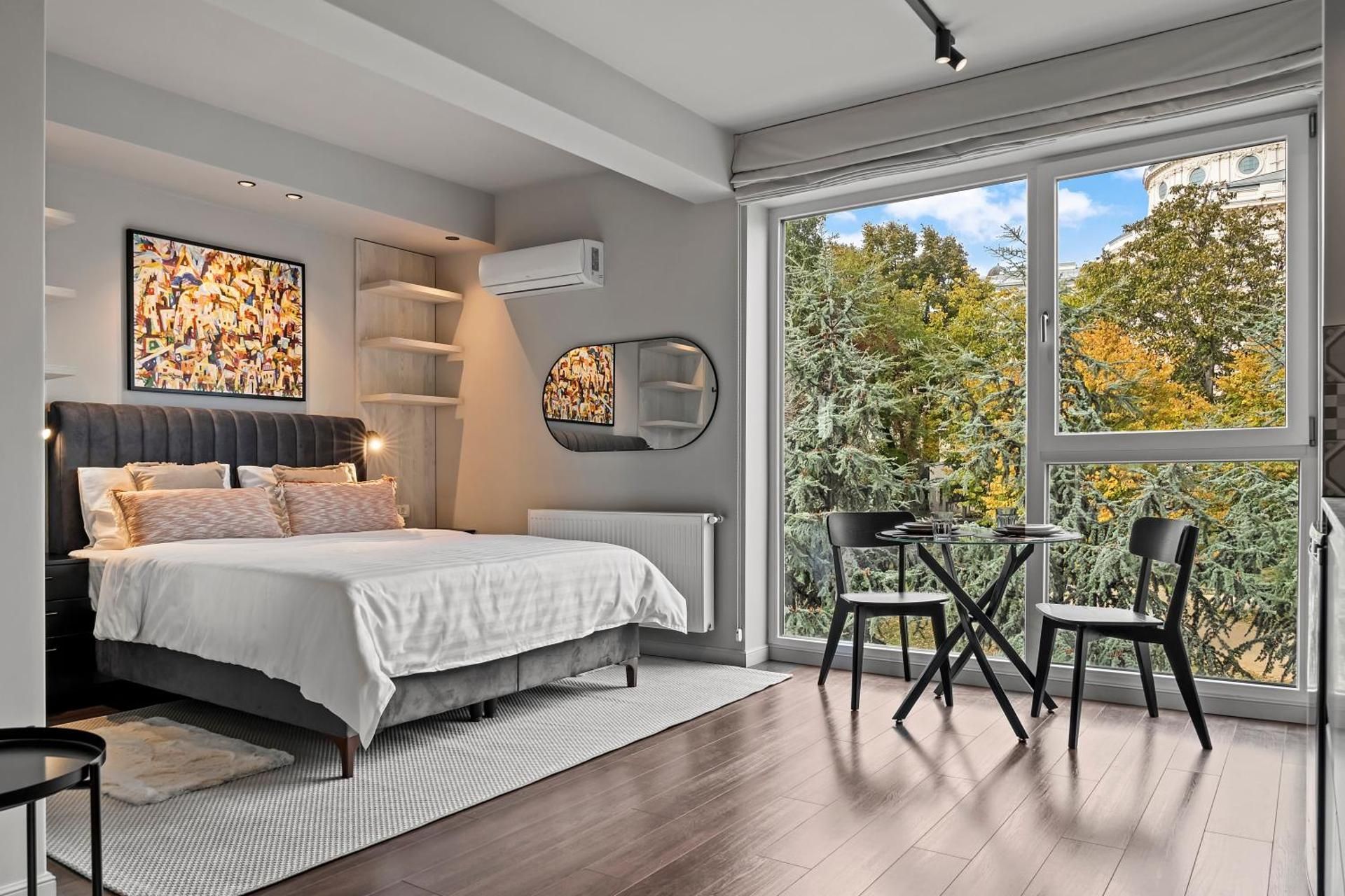 Studio Apartment with Queen Bed