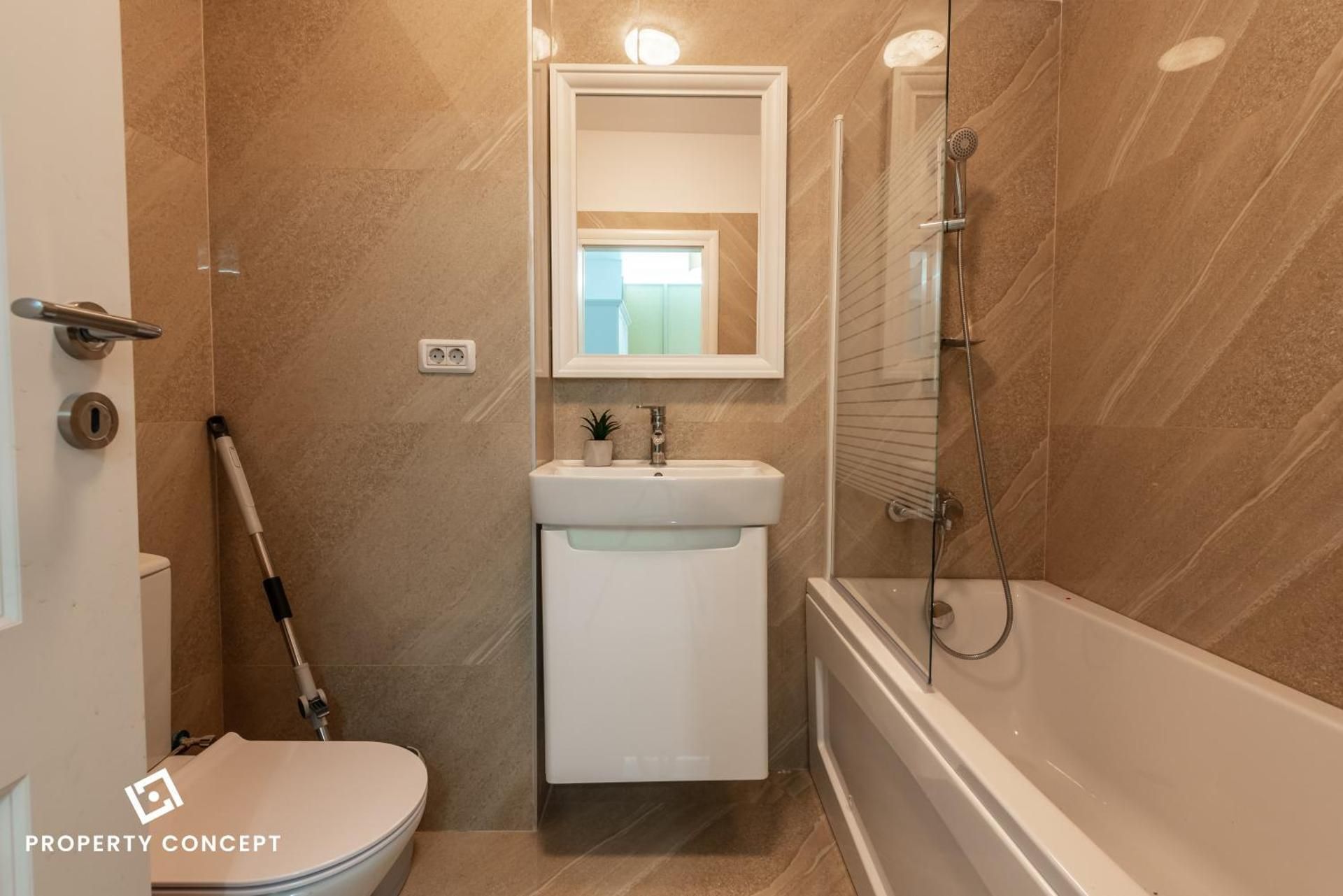 Studio Apartment with King Bed