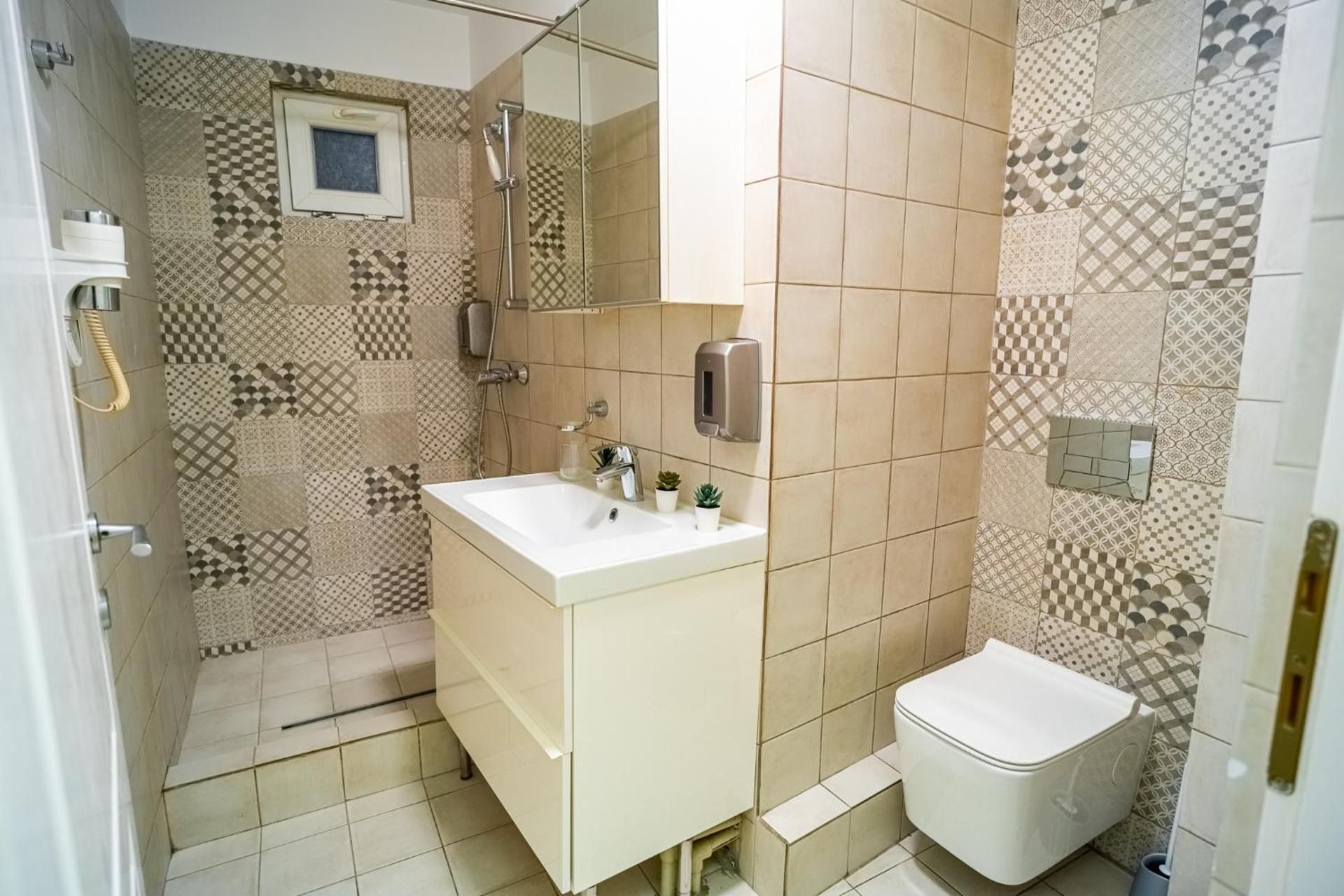 Studio Apartment with Queen Bed