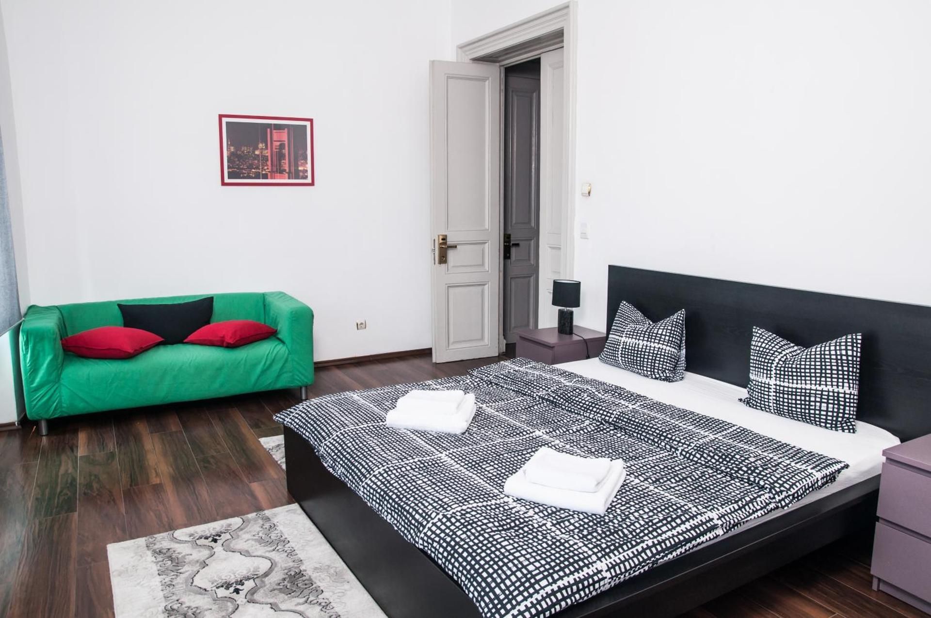 Antique Hostel Double  with Balcony and Shared Bathroom 2