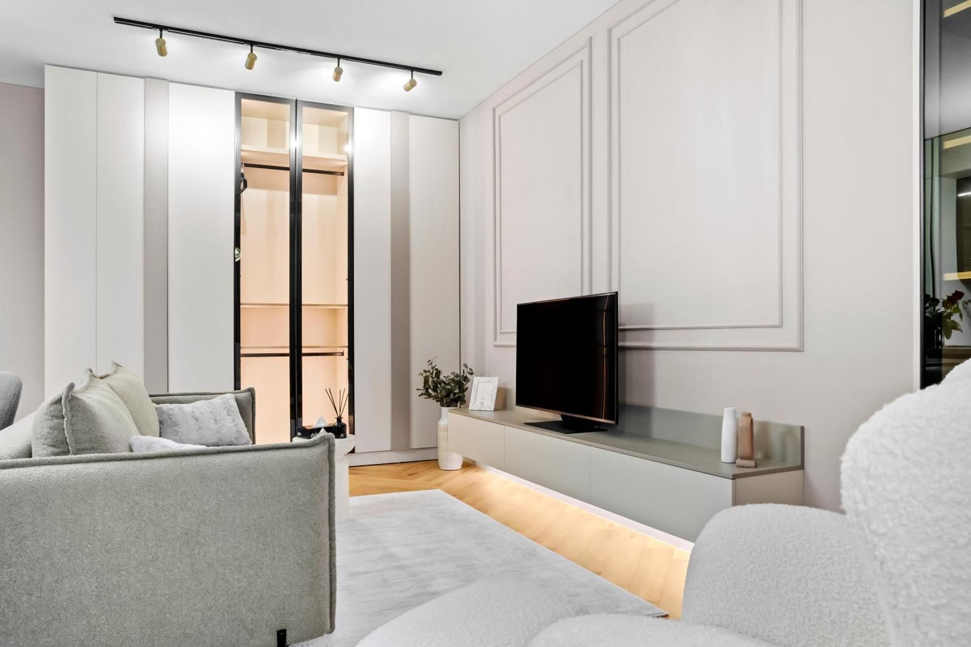 shared lounge/tv area