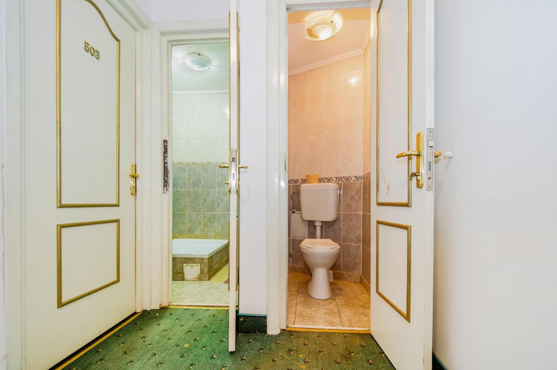 Single Room with Shared Bathroom