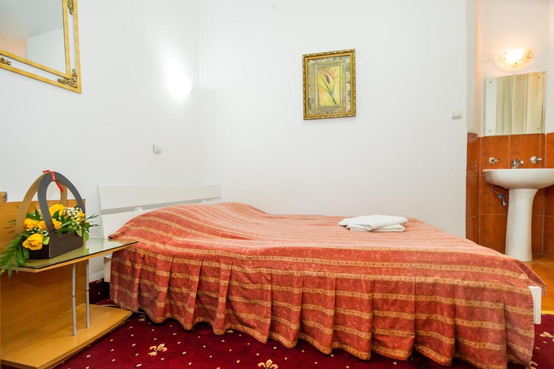 Hotel Carpati Imparatul Romanilor Double Room with Shared Bathroom 2