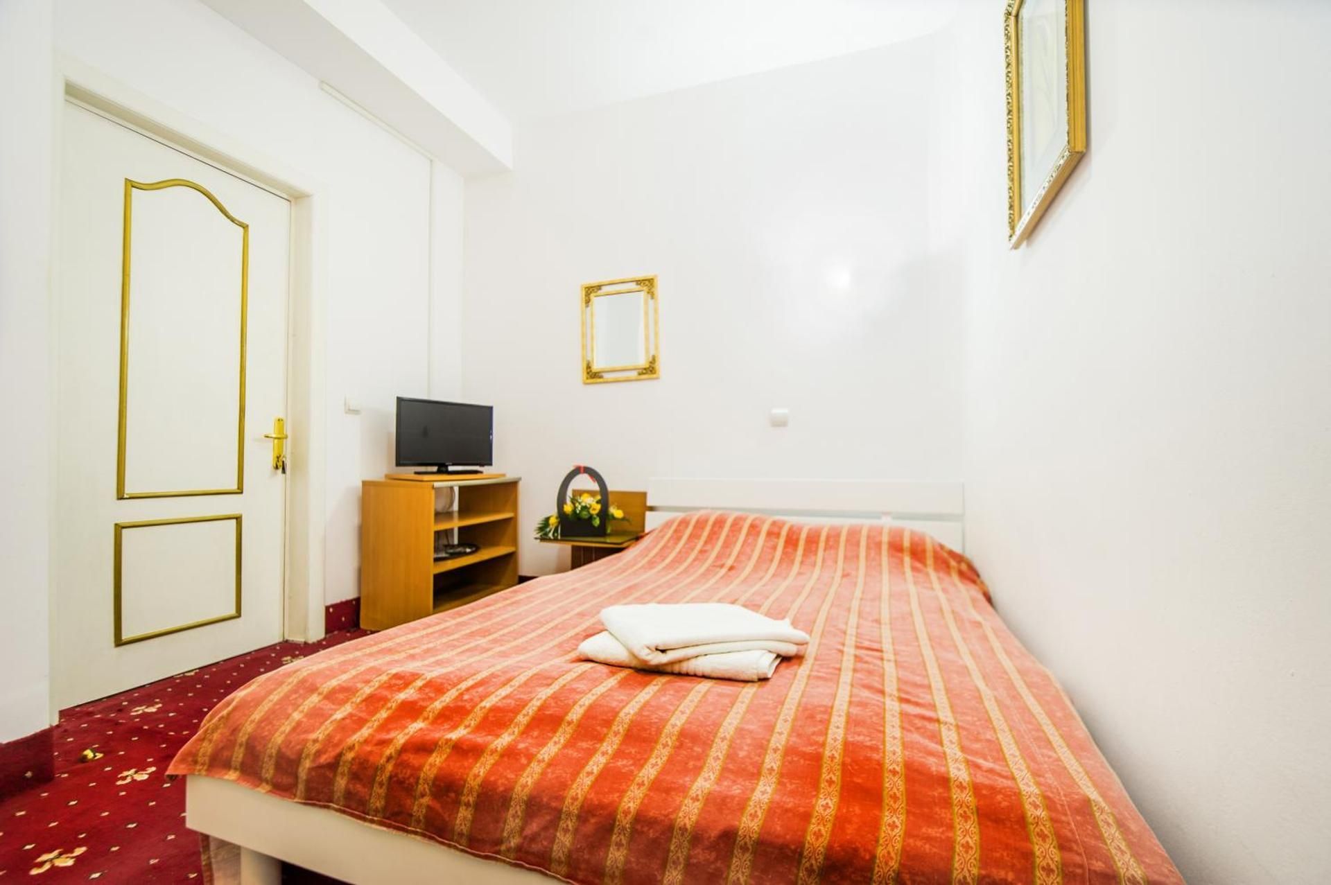 Hotel Carpati Imparatul Romanilor Double Room with Shared Bathroom