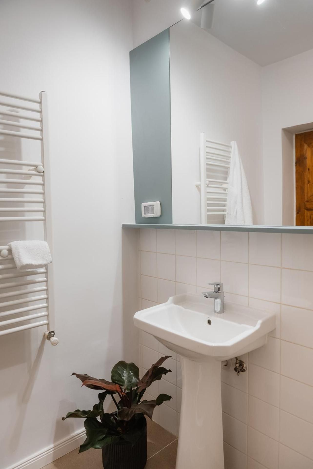 Black Habit Accomodation Double Room with Shared Bathroom 3