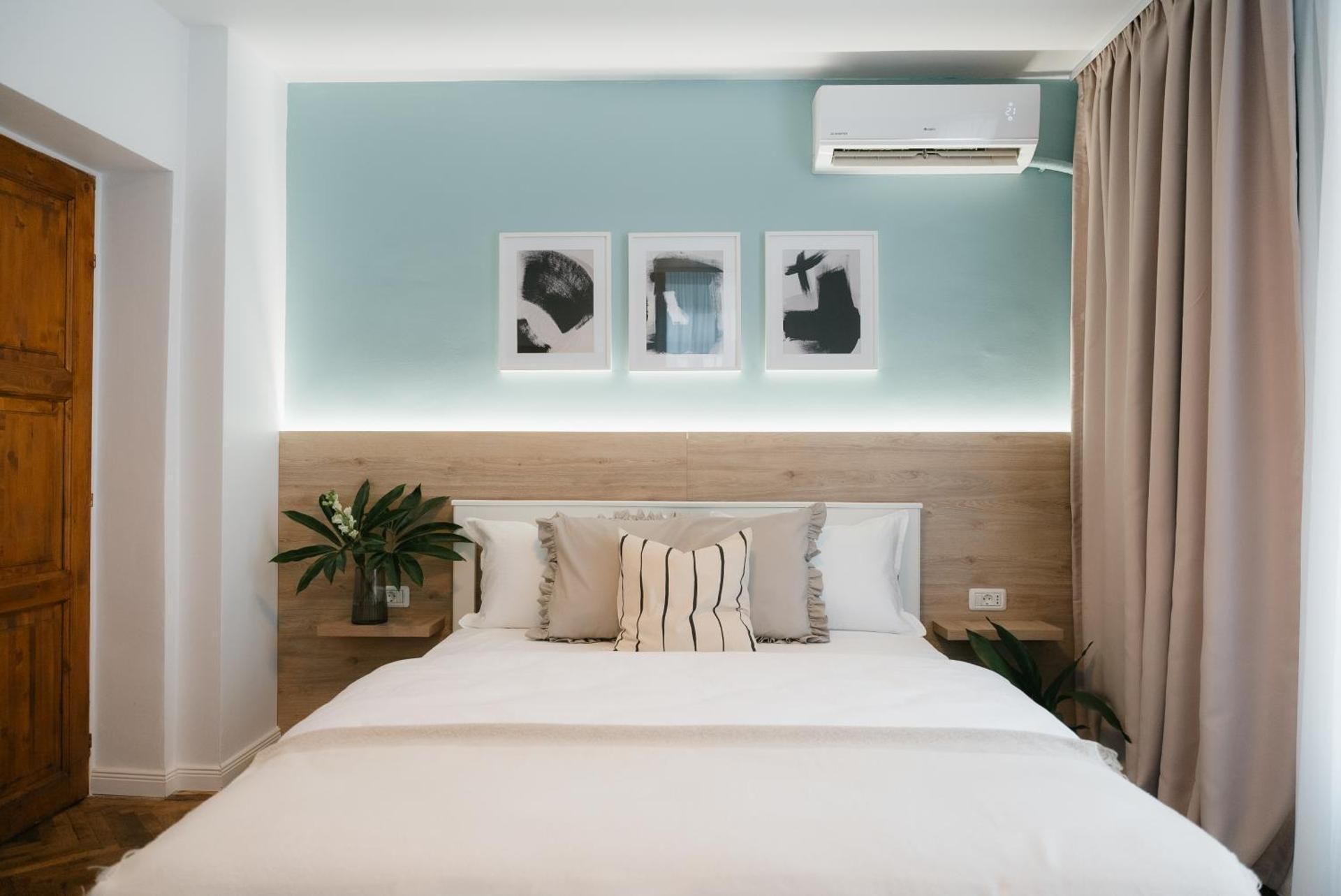 Black Habit Accomodation Double Room with Shared Bathroom