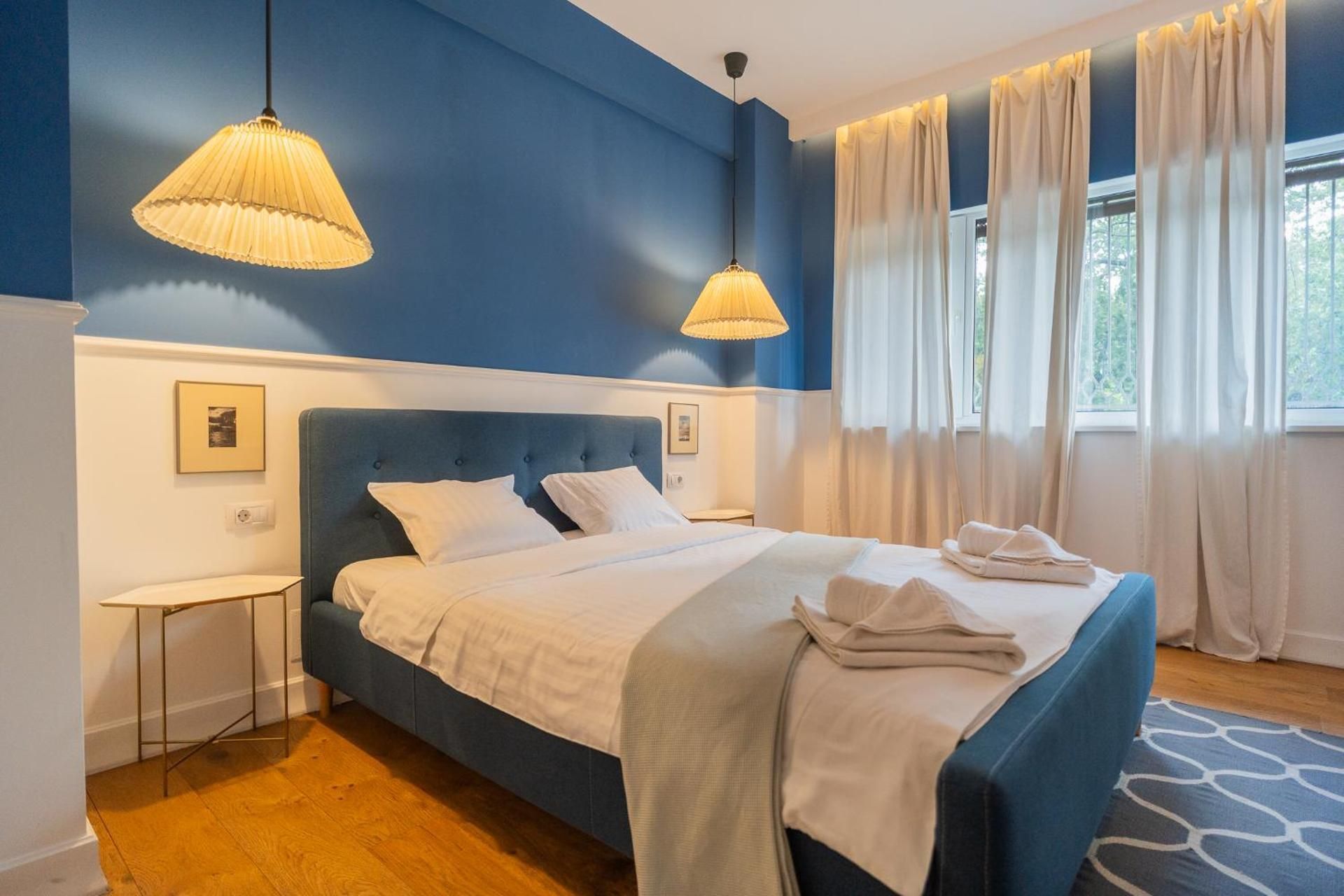 One-Bedroom Apartment with Park View