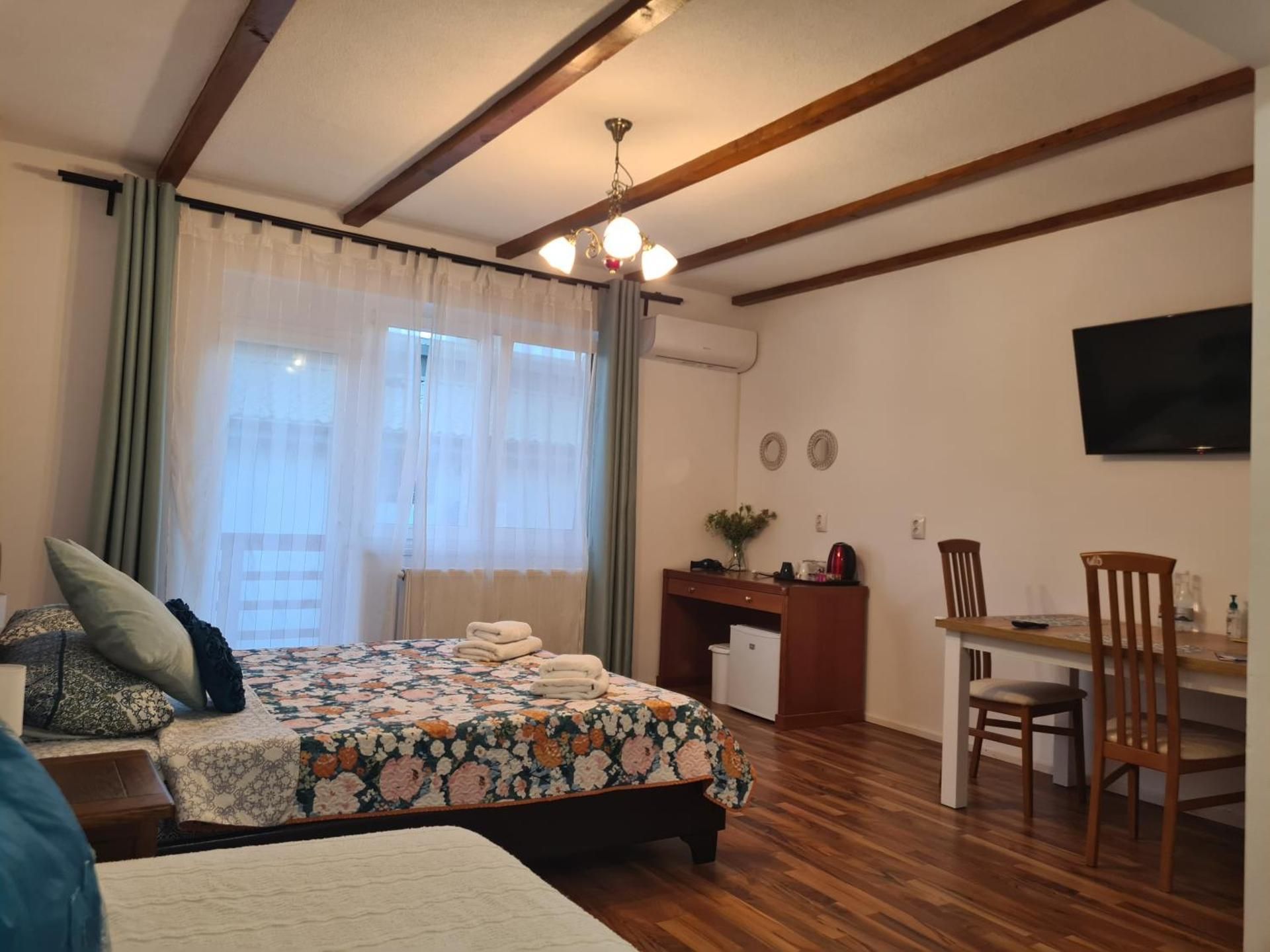 Deluxe Room (2 Adults + 1 Child)