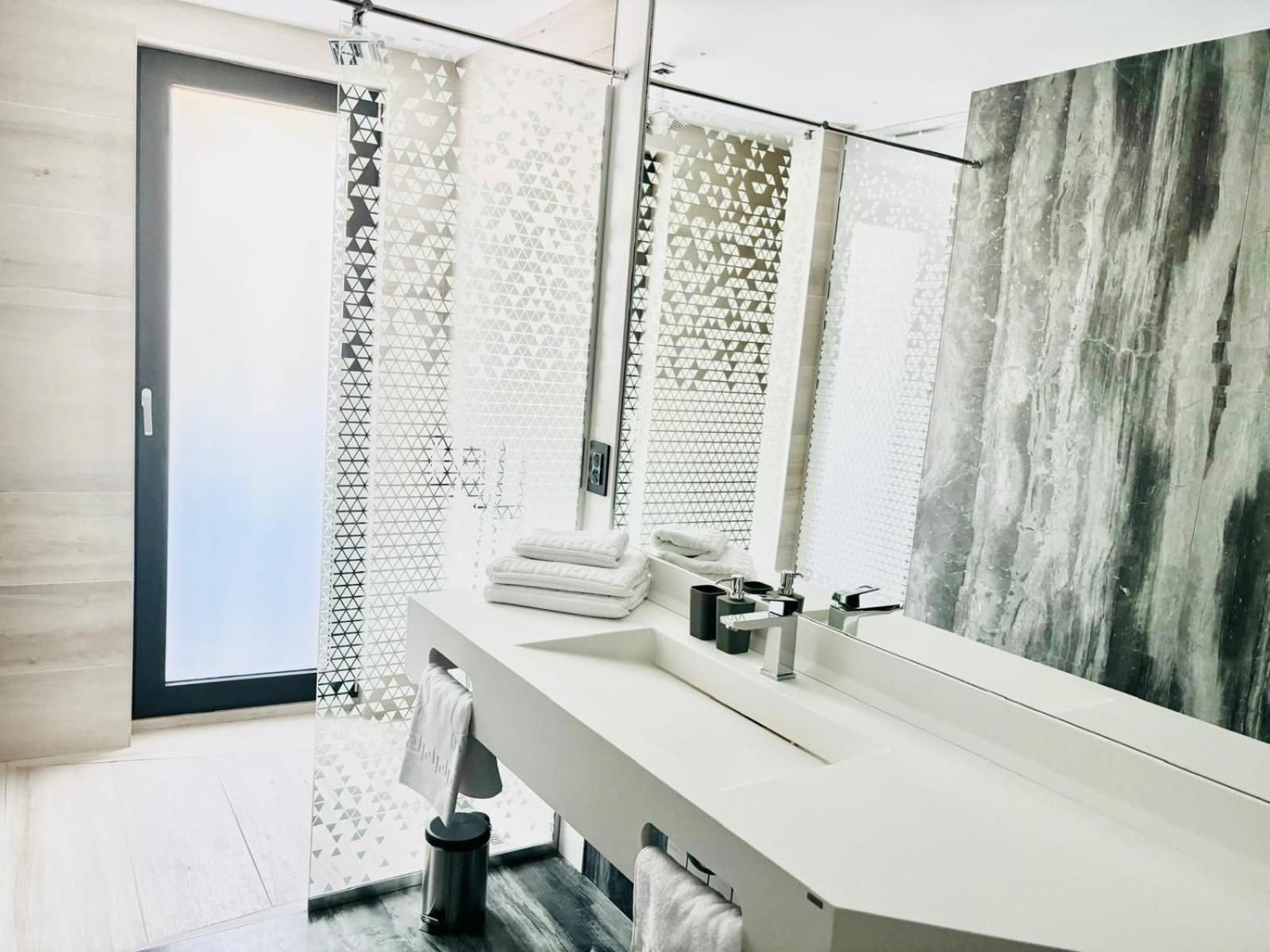 CM111Apparthotel King Room with Balcony 2