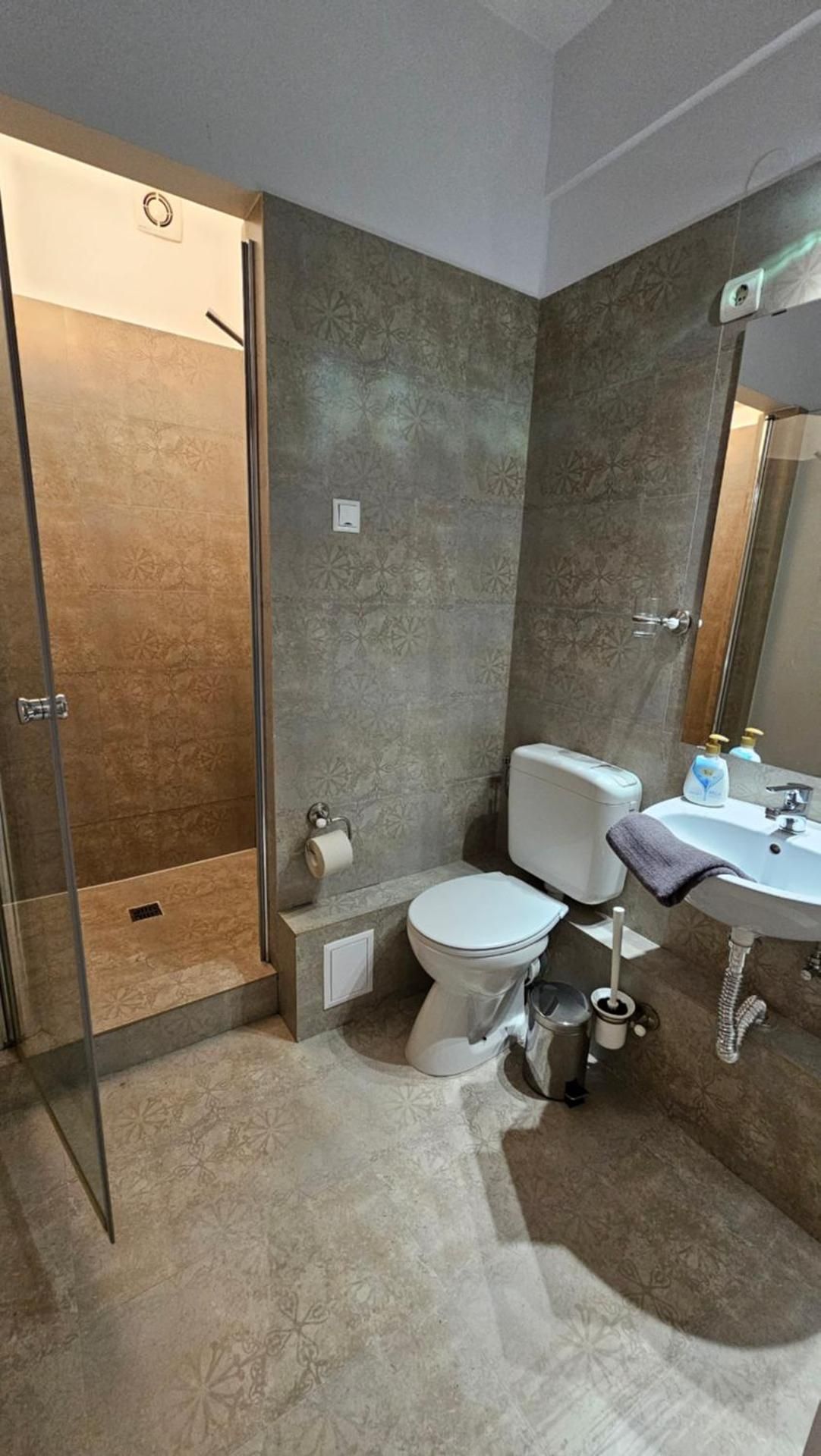 Deluxe One-Bedroom Apartment