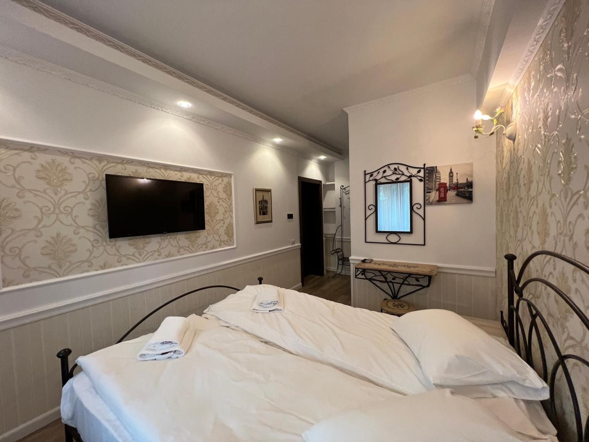 Standard Queen Room