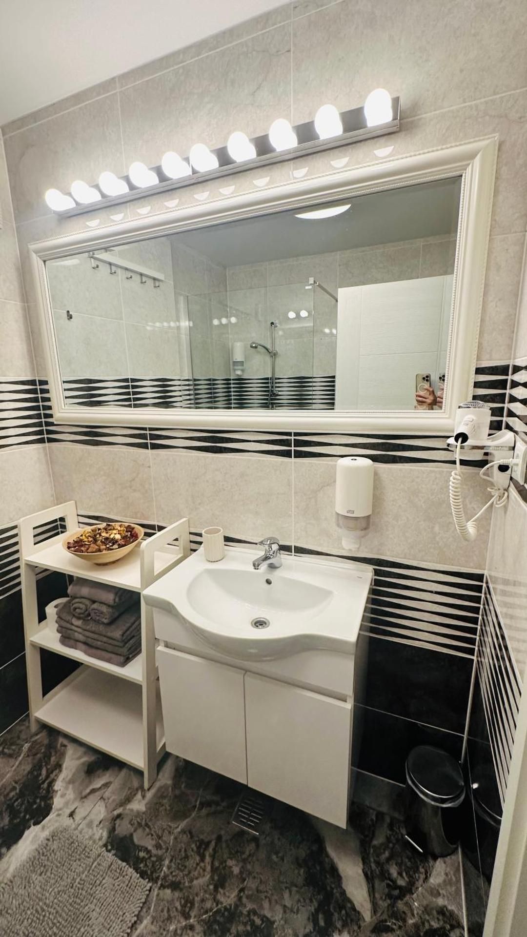 La Maison de Zoe - Airport Residences One-Bedroom Apartment 3