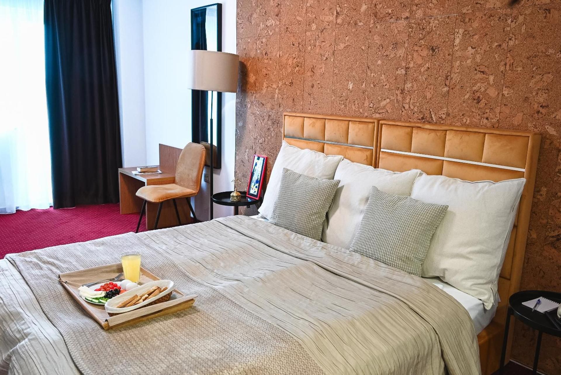 Bucharest Airport Hotel Standard King Room with Bathtub 2