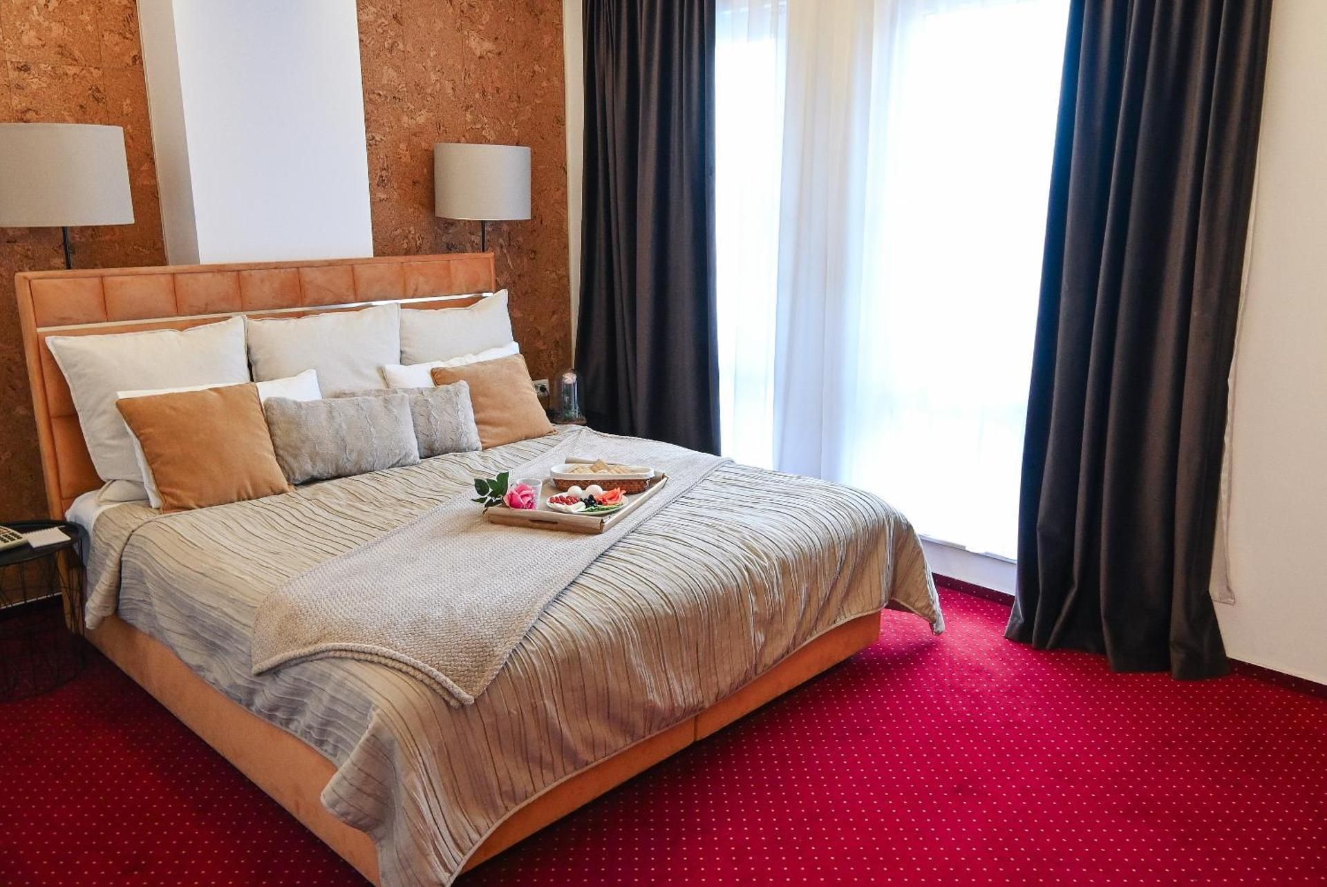 Bucharest Airport Hotel Standard King Room with Bathtub