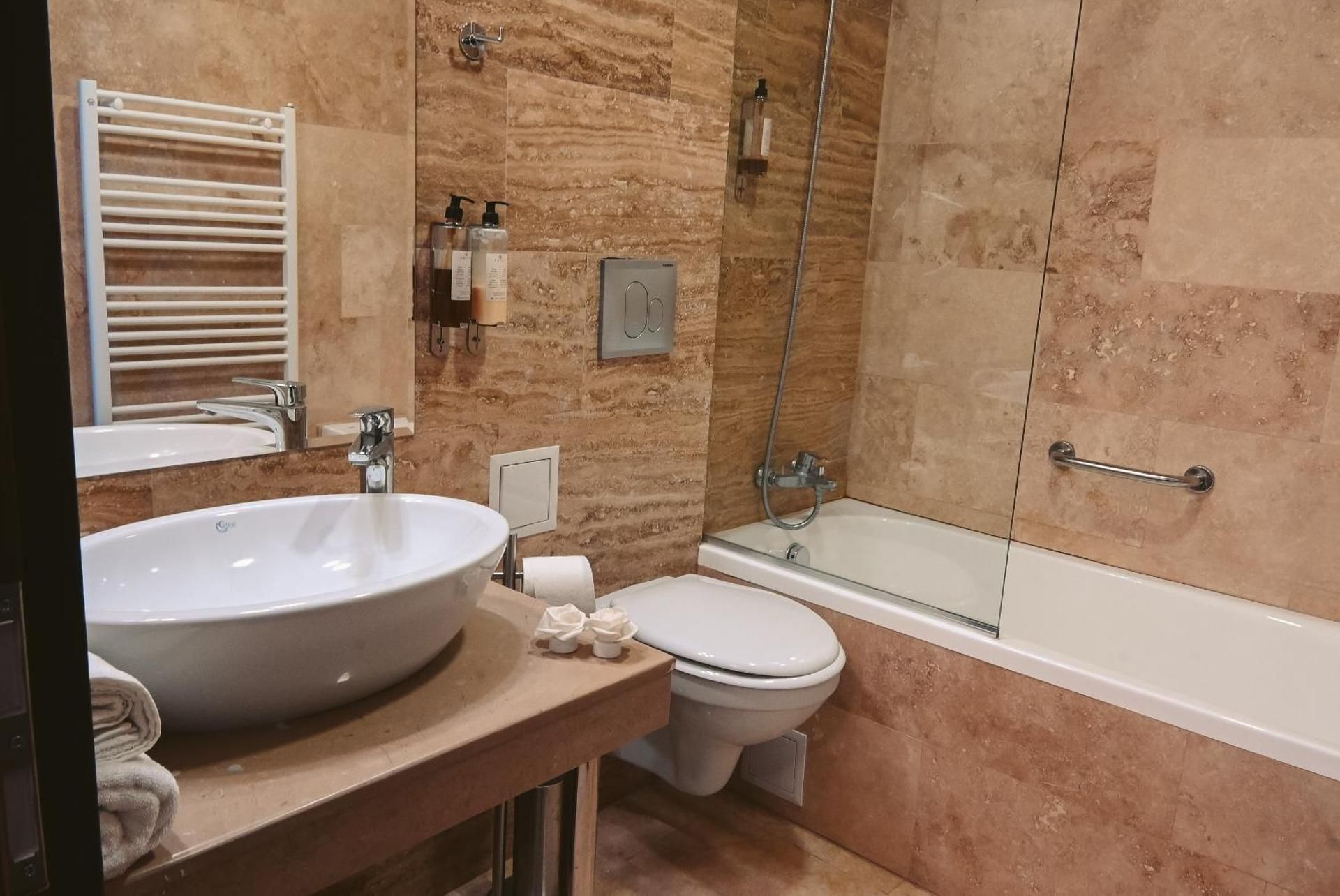 Bucharest Airport Hotel Standard King Room with Bathtub 3