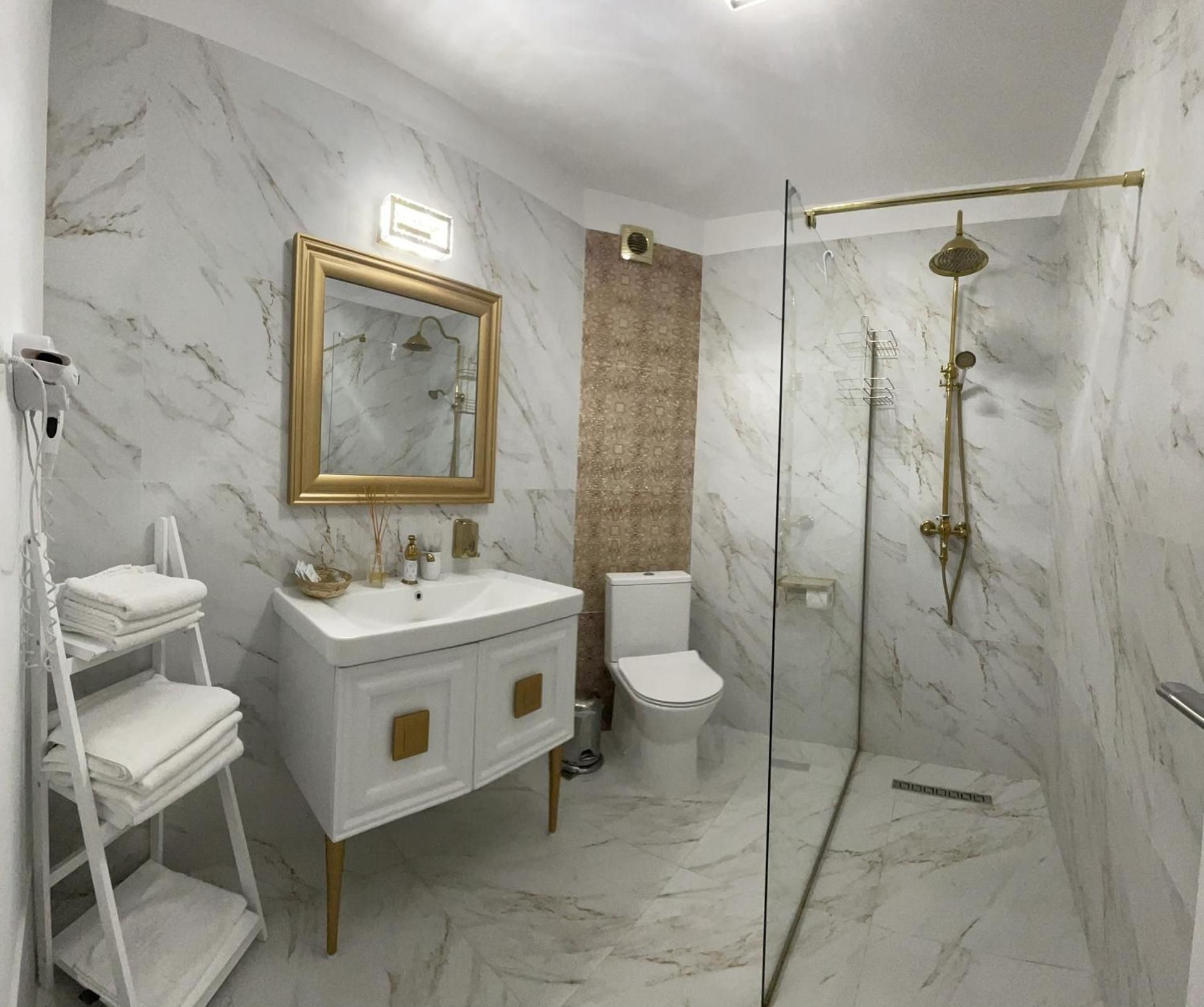 DELUXE APARTMENT