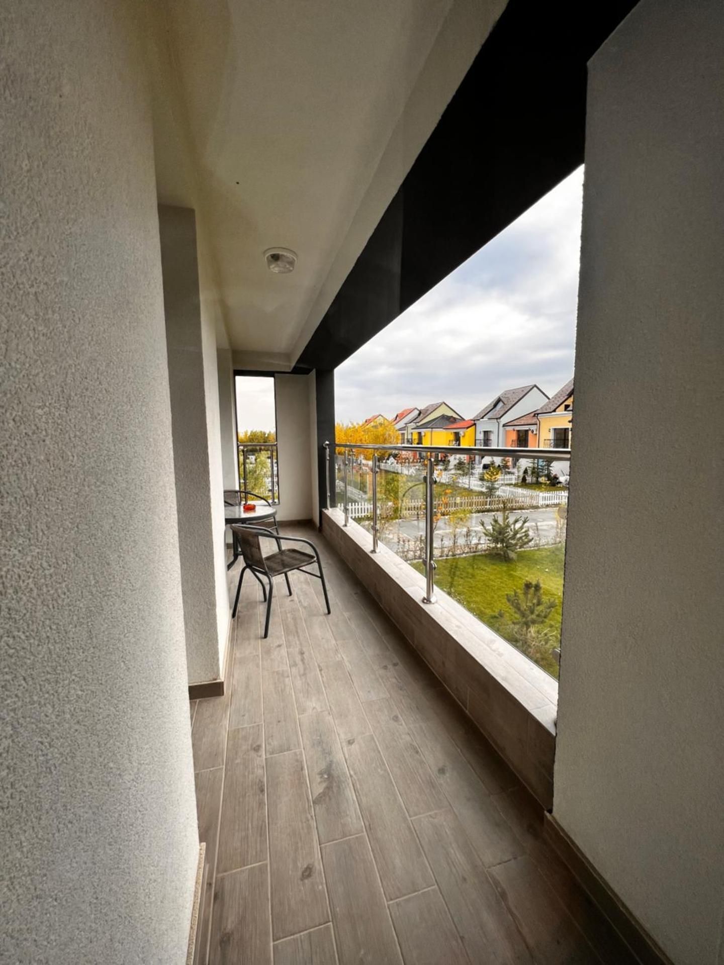 Apartment with Pool View