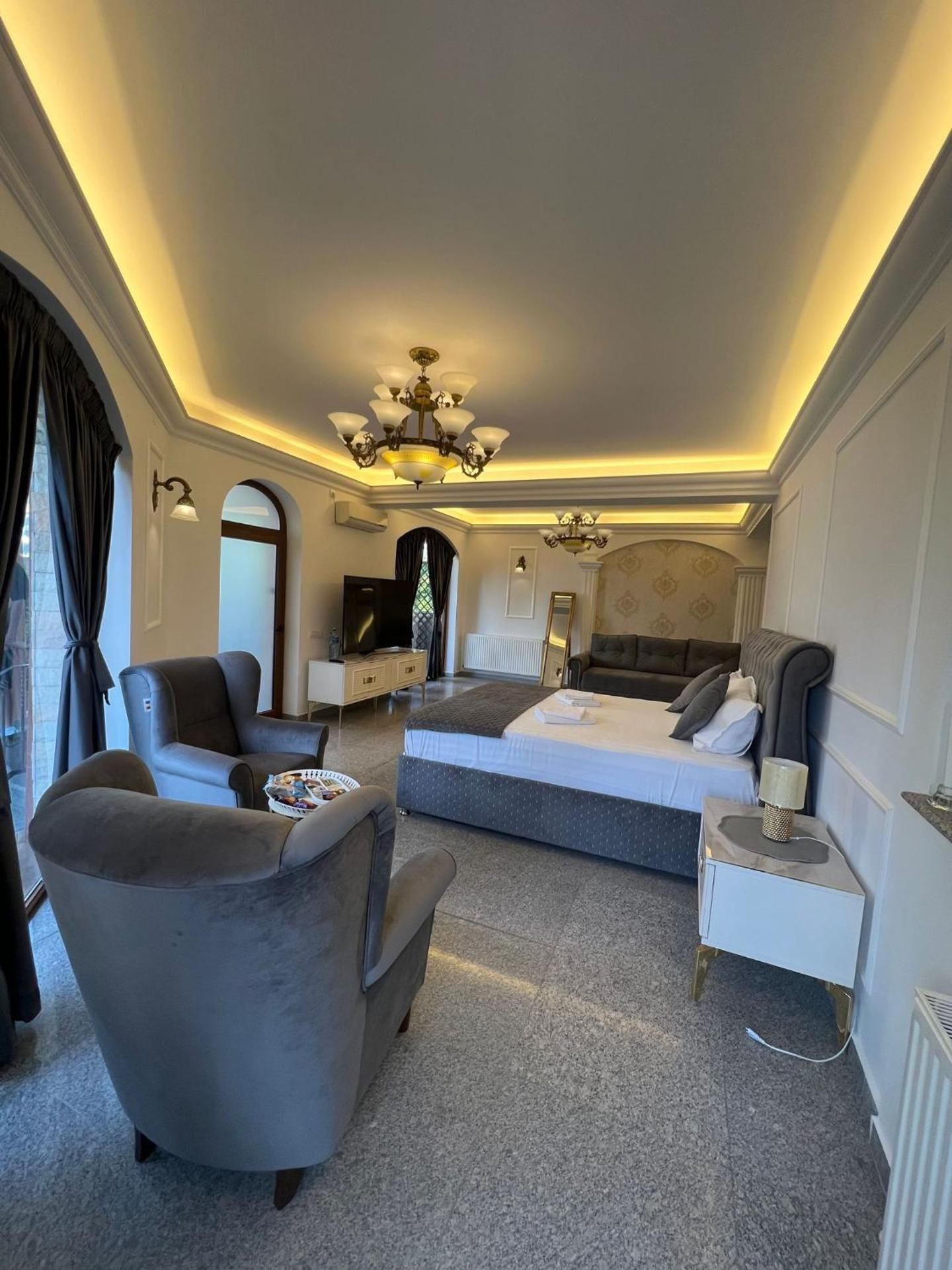 DELUXE APARTMENT