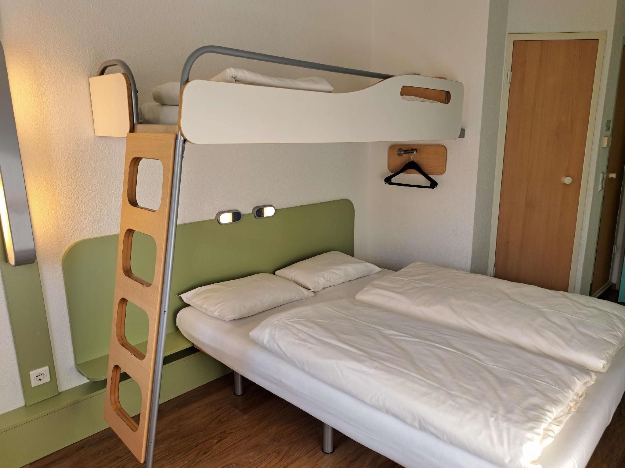 Standard room with 1 double size bed and 1 single size bed