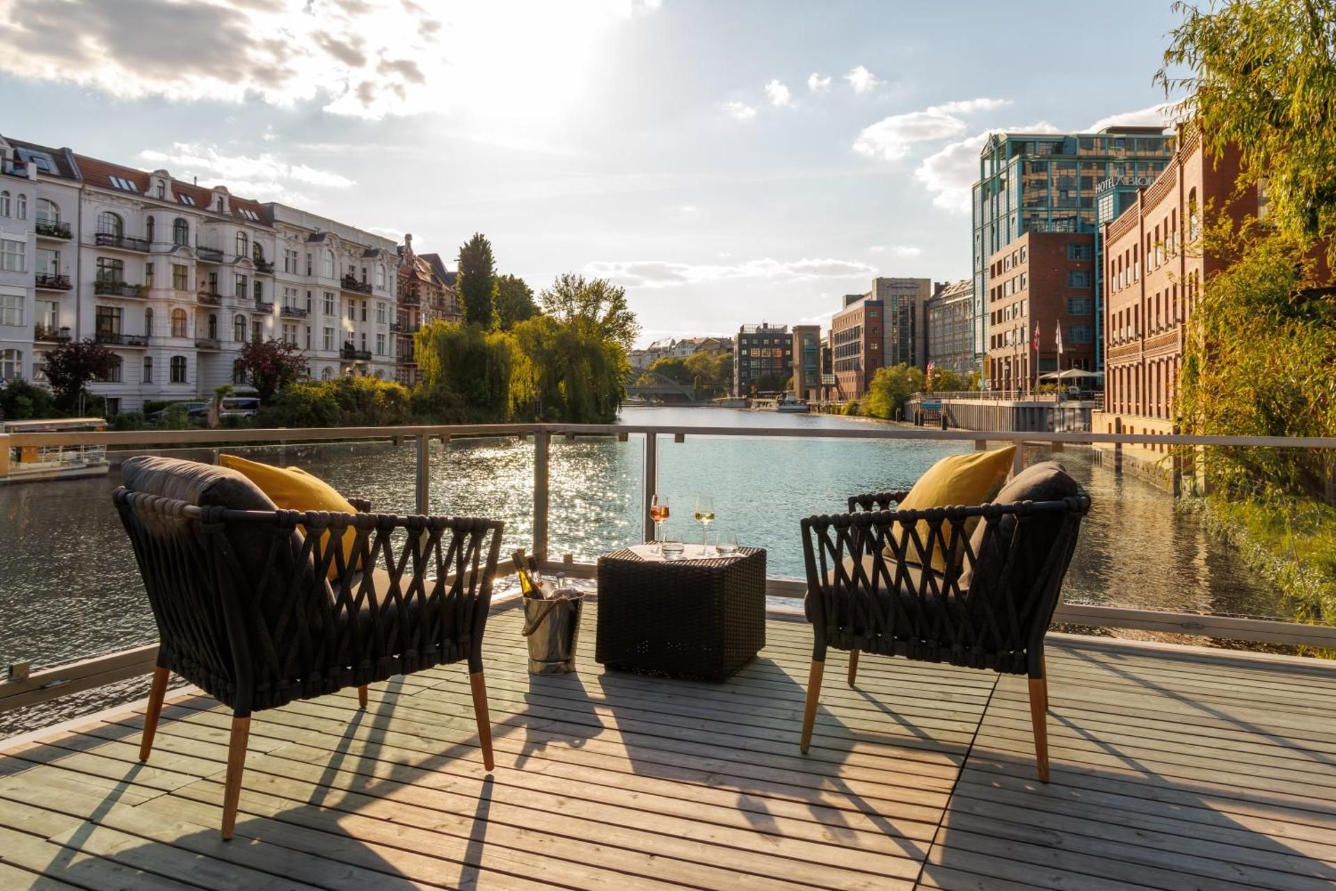 NIDO by PATIO Apartment with Lake View