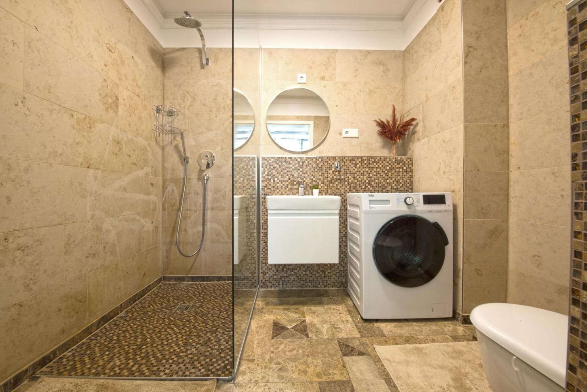 Lux Central Apartment One-Bedroom Apartment with Garden View