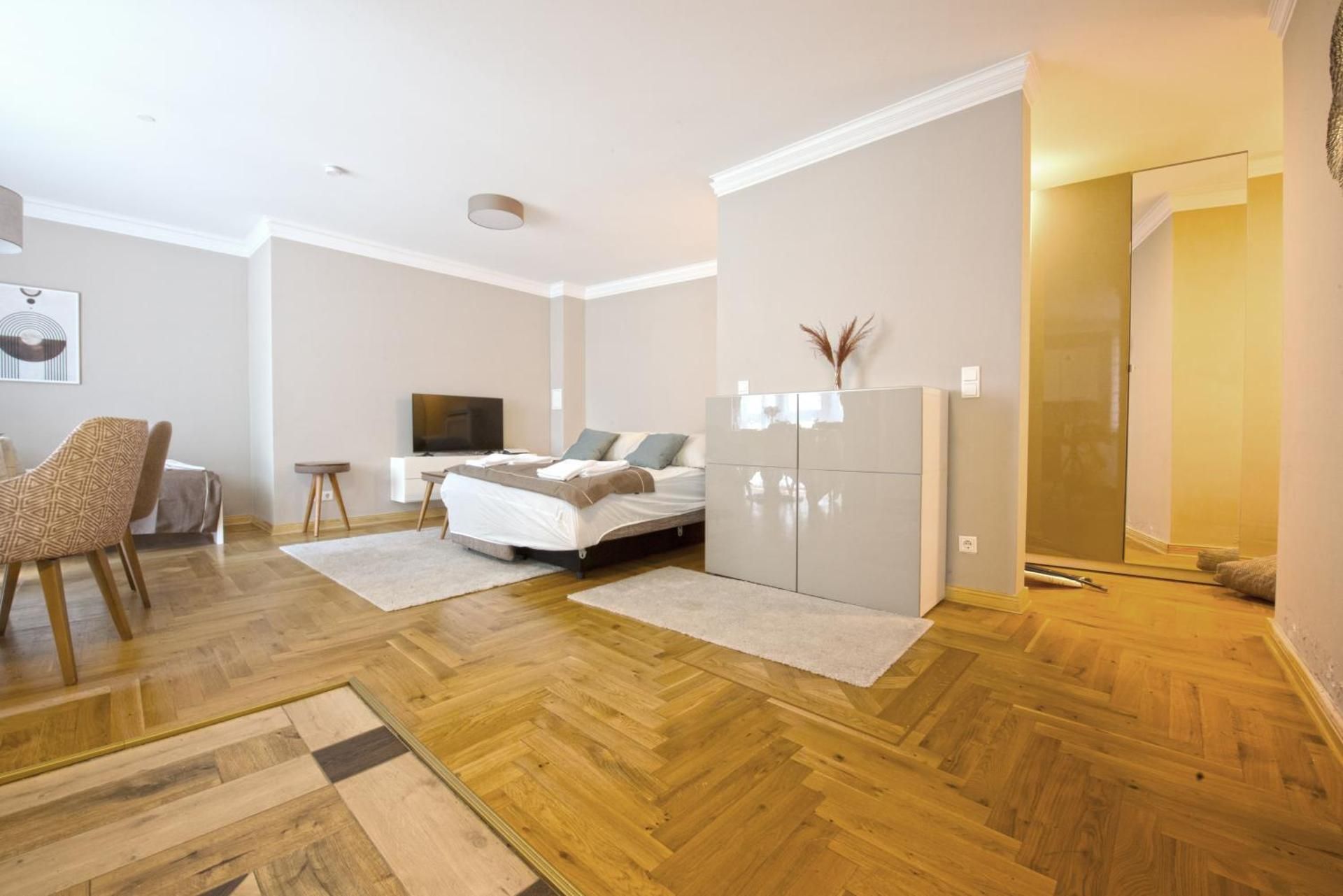 Lux Central Apartment One-Bedroom Apartment with Garden View 2