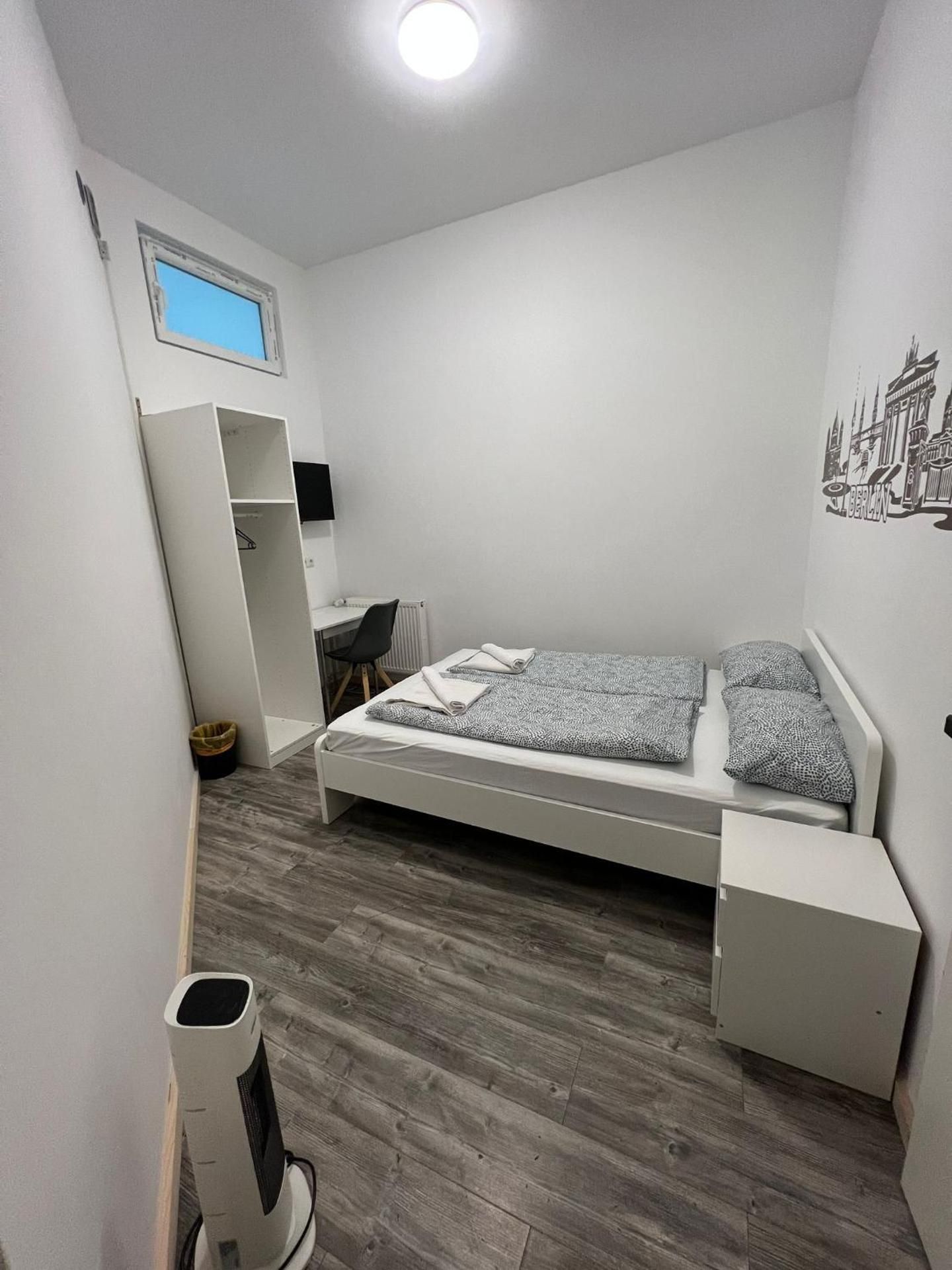 Doppelbettzimmer mit Gemeinschaftsbad