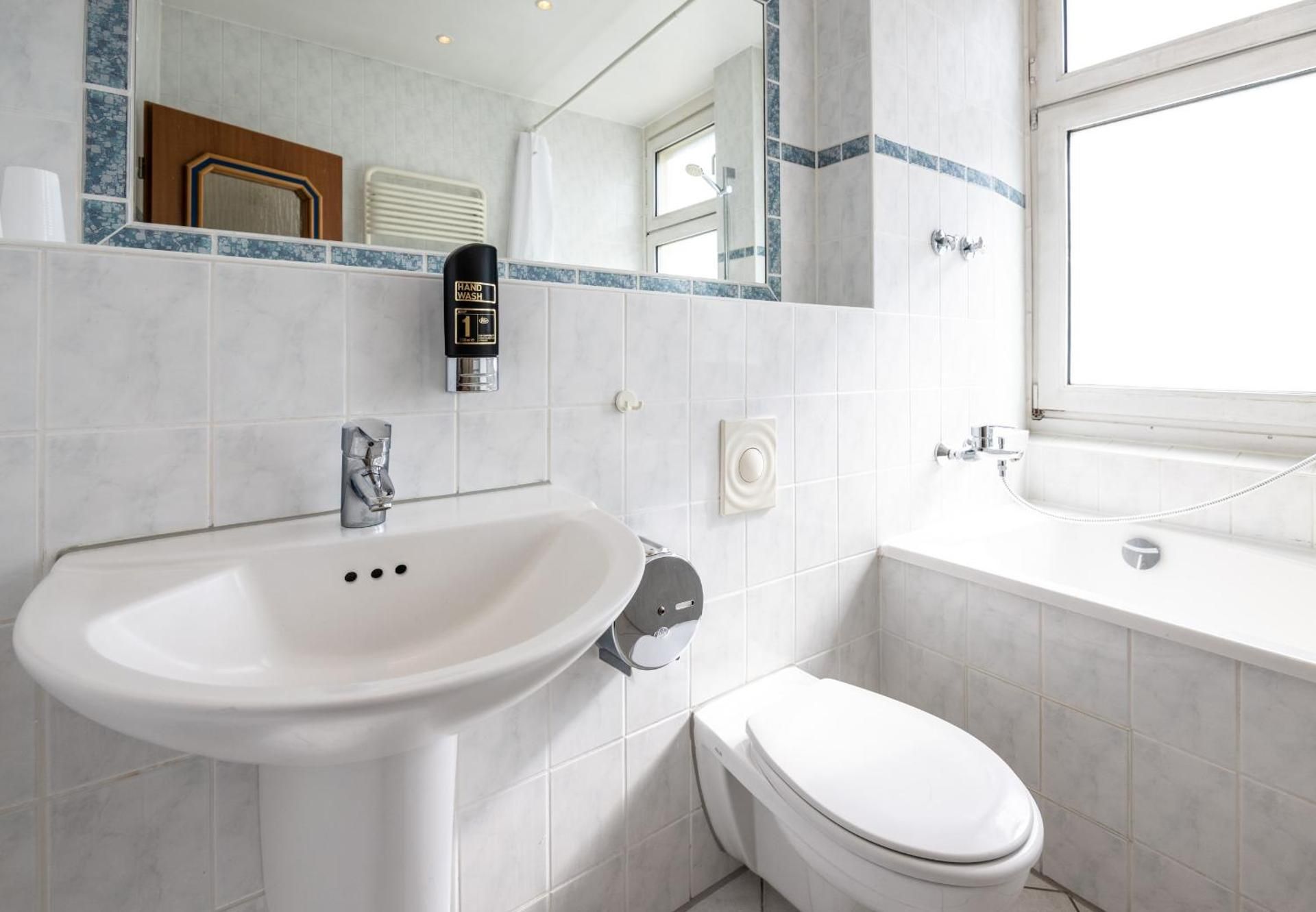 Hotel und Rasthof AVUS Large Twin Room 2