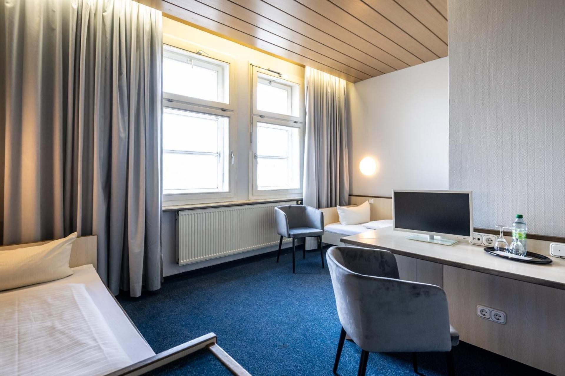 Hotel und Rasthof AVUS Large Twin Room 3