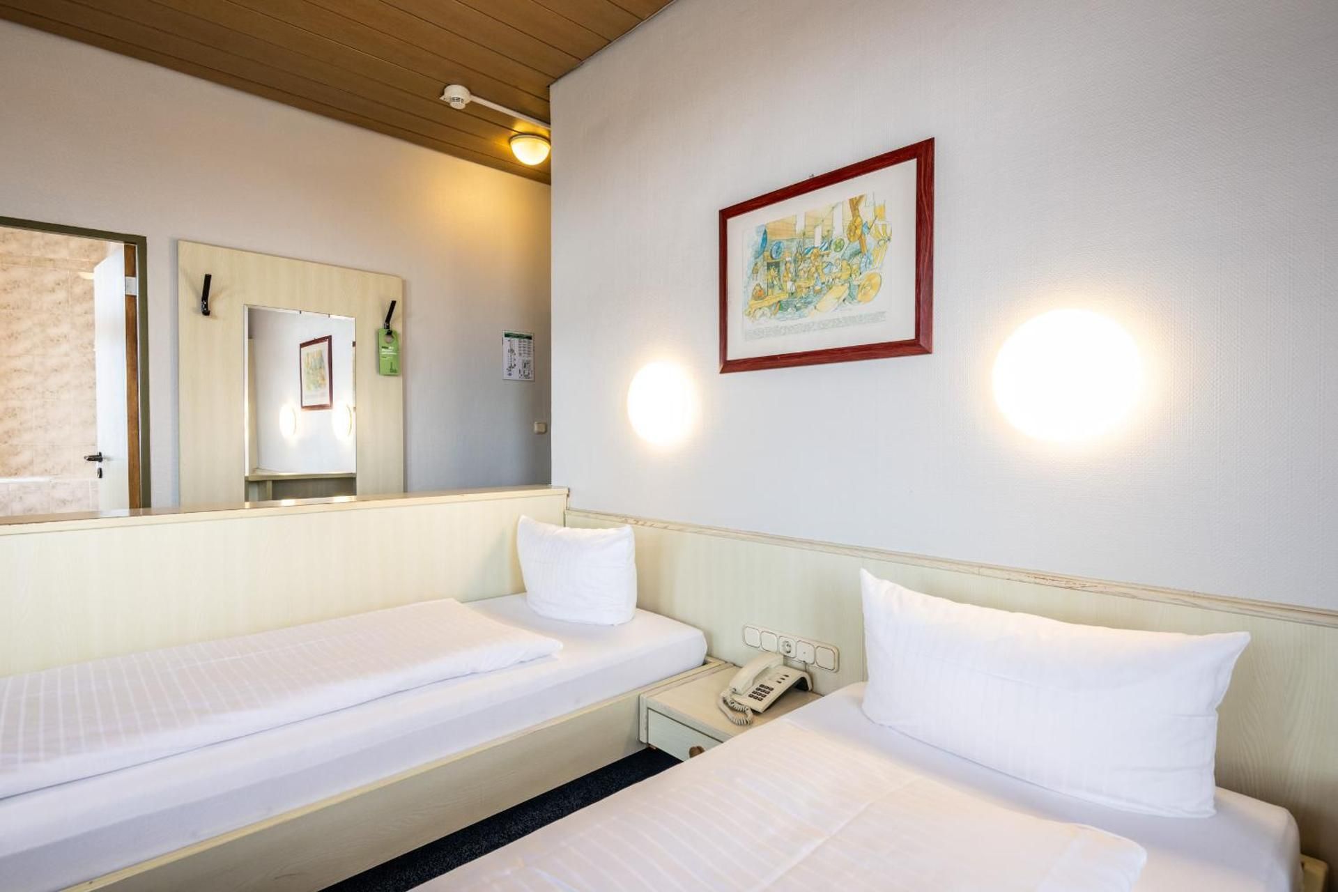 Hotel und Rasthof AVUS Economy Twin Room 2