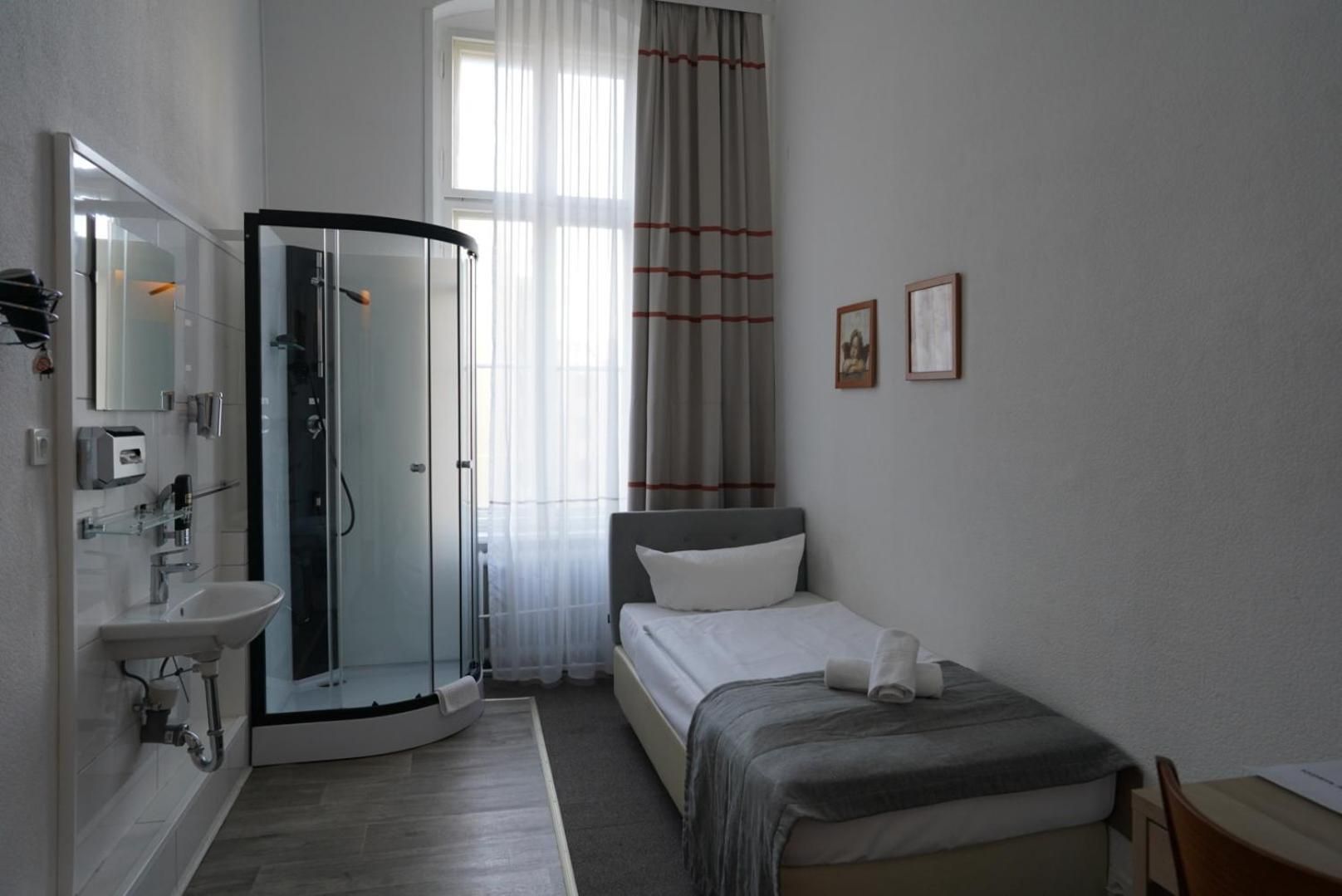 Single Room with Private Shower and Shared Toilet