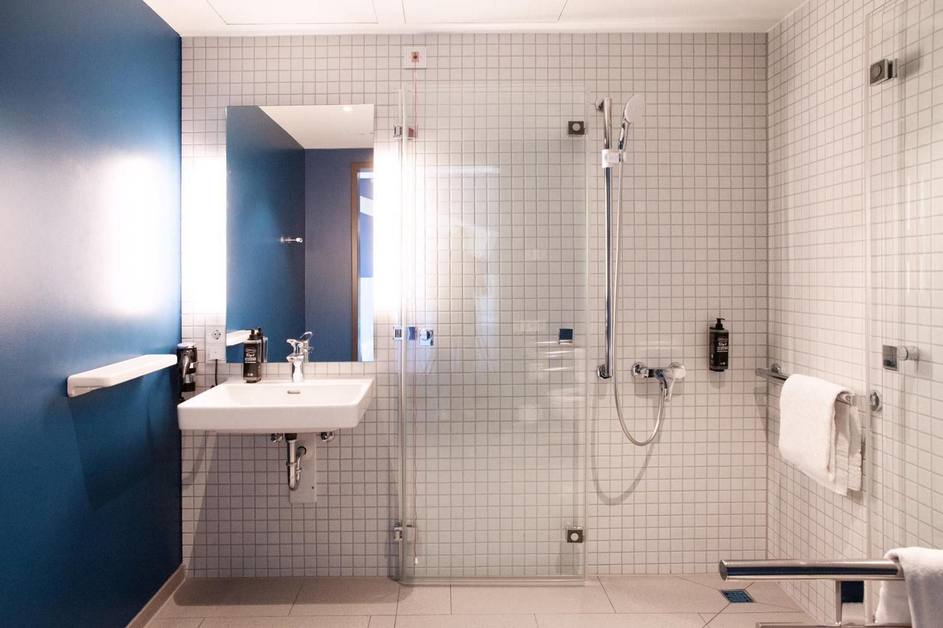 Standard Queen Room - Mobility Accessible