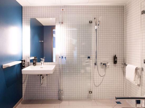 Standard room with 1 queen-size bed (150 x 200 cm), accessible
