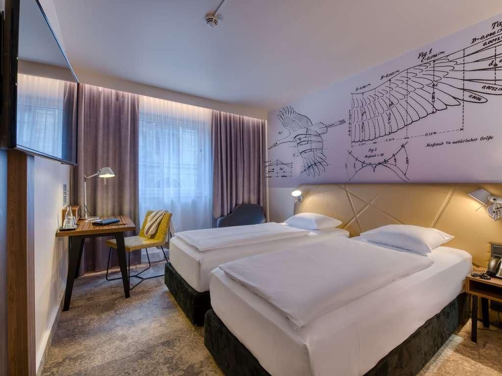 Spacious standard room with 1 queen size bed 150x200cm
