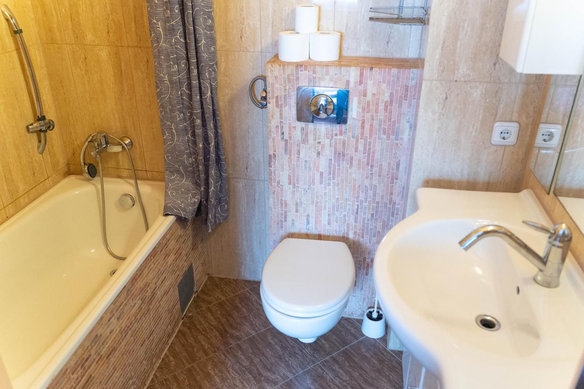 Pension SXF Basic Triple Room 3