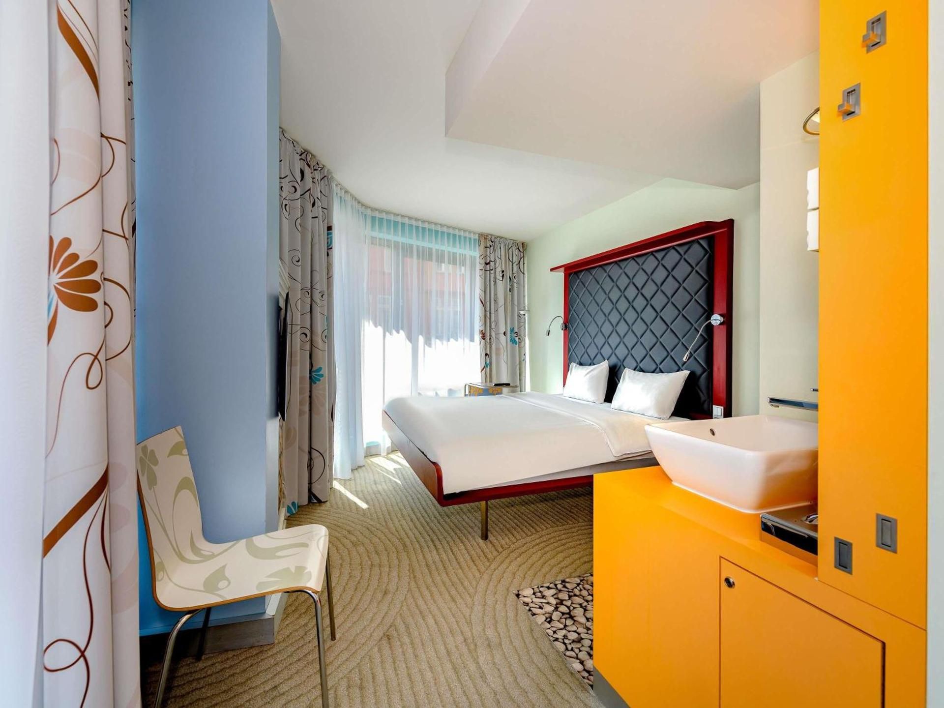 ibis Styles Hotel Berlin Mitte Room with 1 queen size bed 2