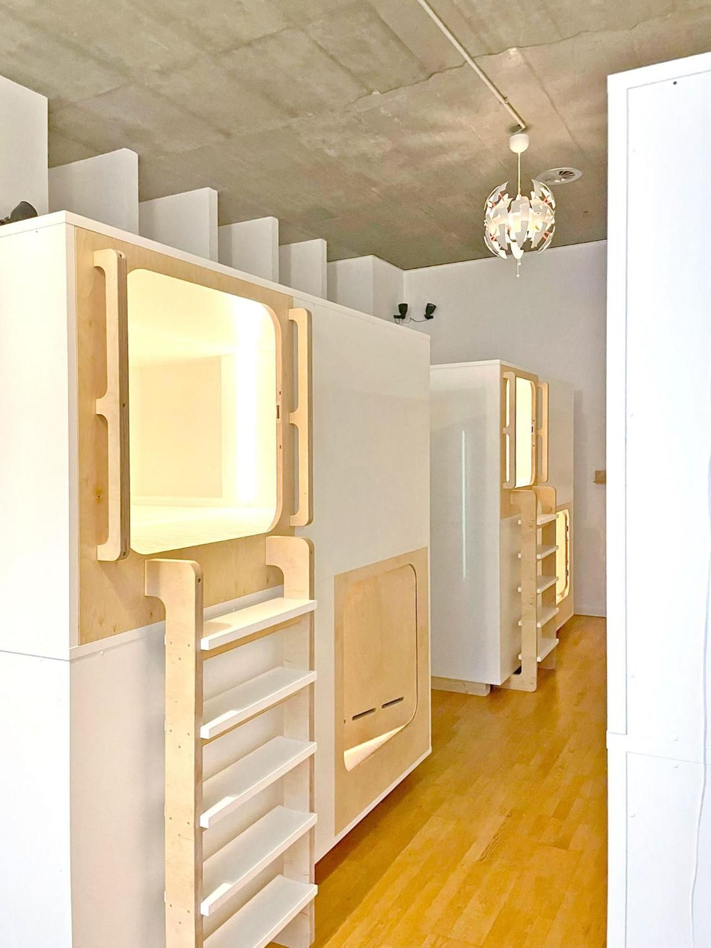 Kingsize Capsule with Shared Bathroom