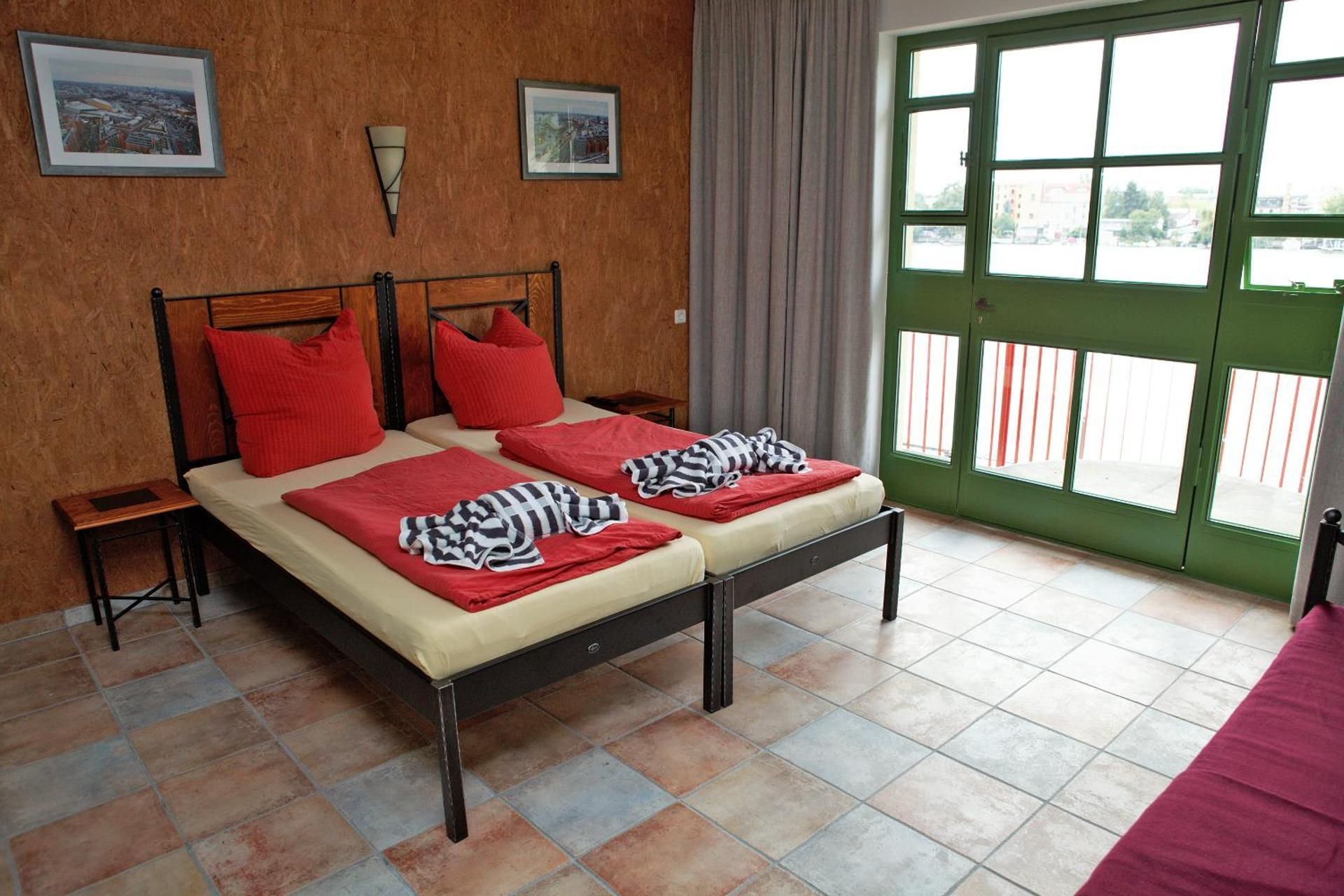 Family Room (2-4 Adults)