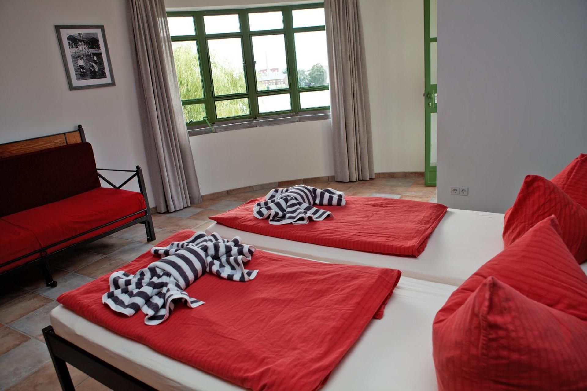 Family Room (2-4 Adults)