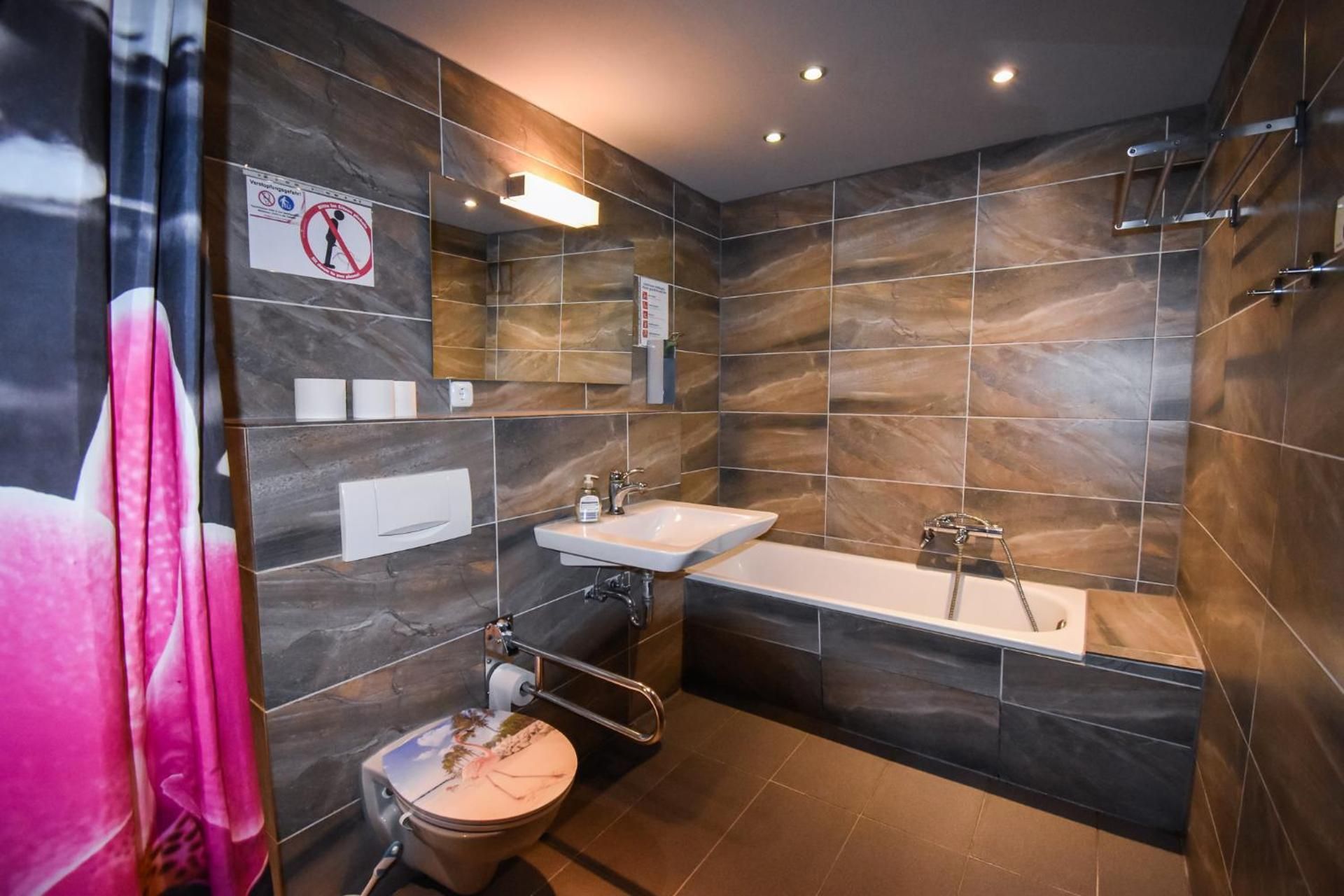 Twin Room with Balcony and Shared Bathroom