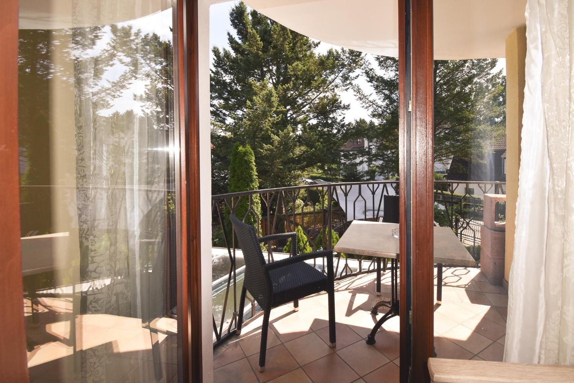 Twin Room with Balcony and Shared Bathroom